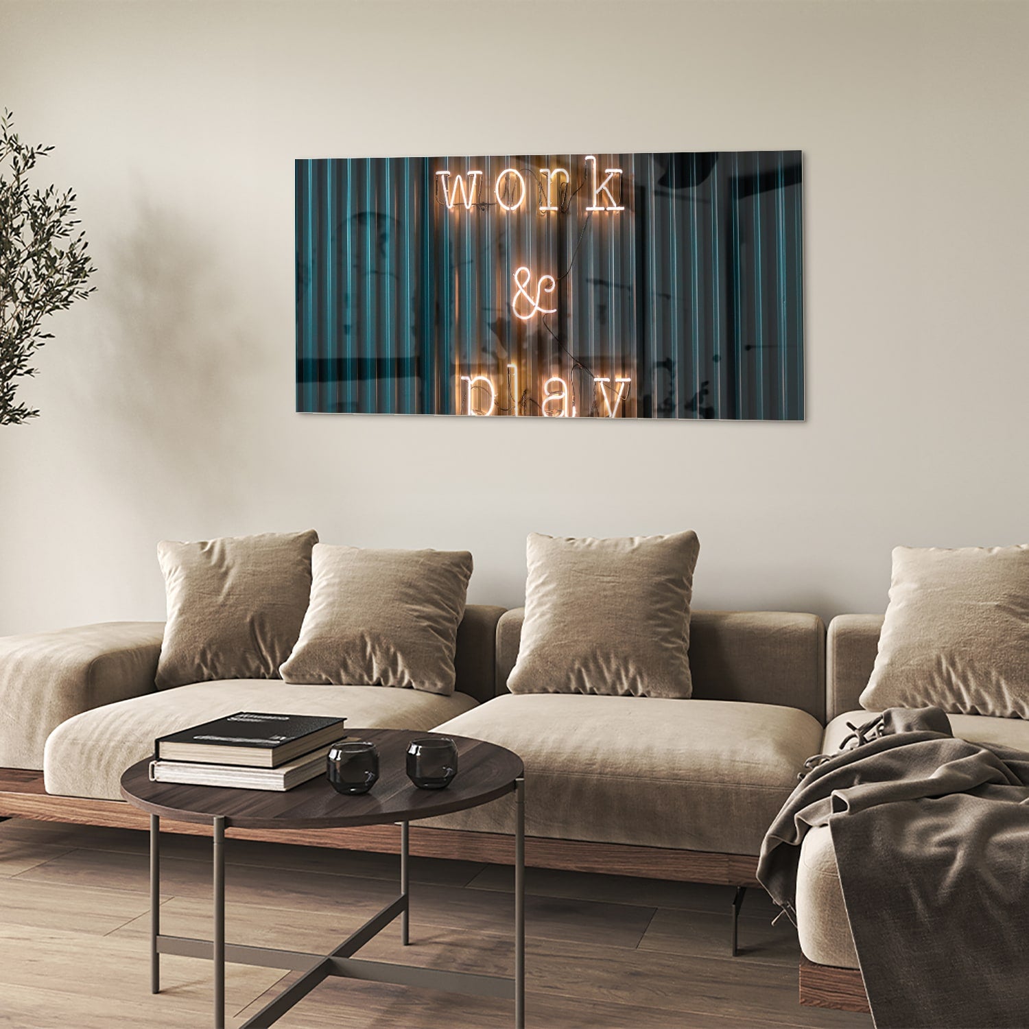 Glazen schilderij met de woorden 'Work & Play' in sfeervolle verlichting.