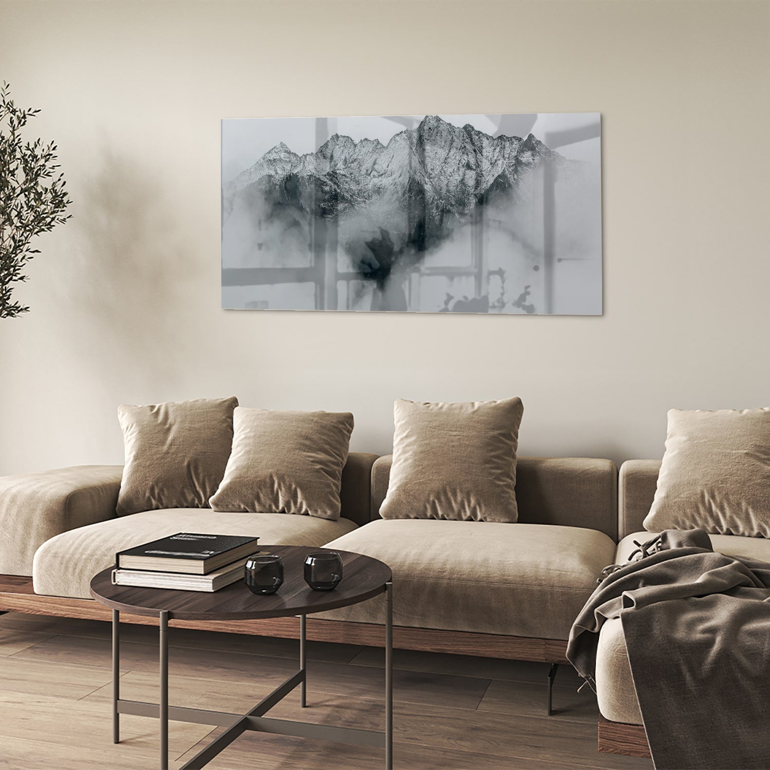 Glazen schilderij met bergen in zwart-wit, hangend aan de muur