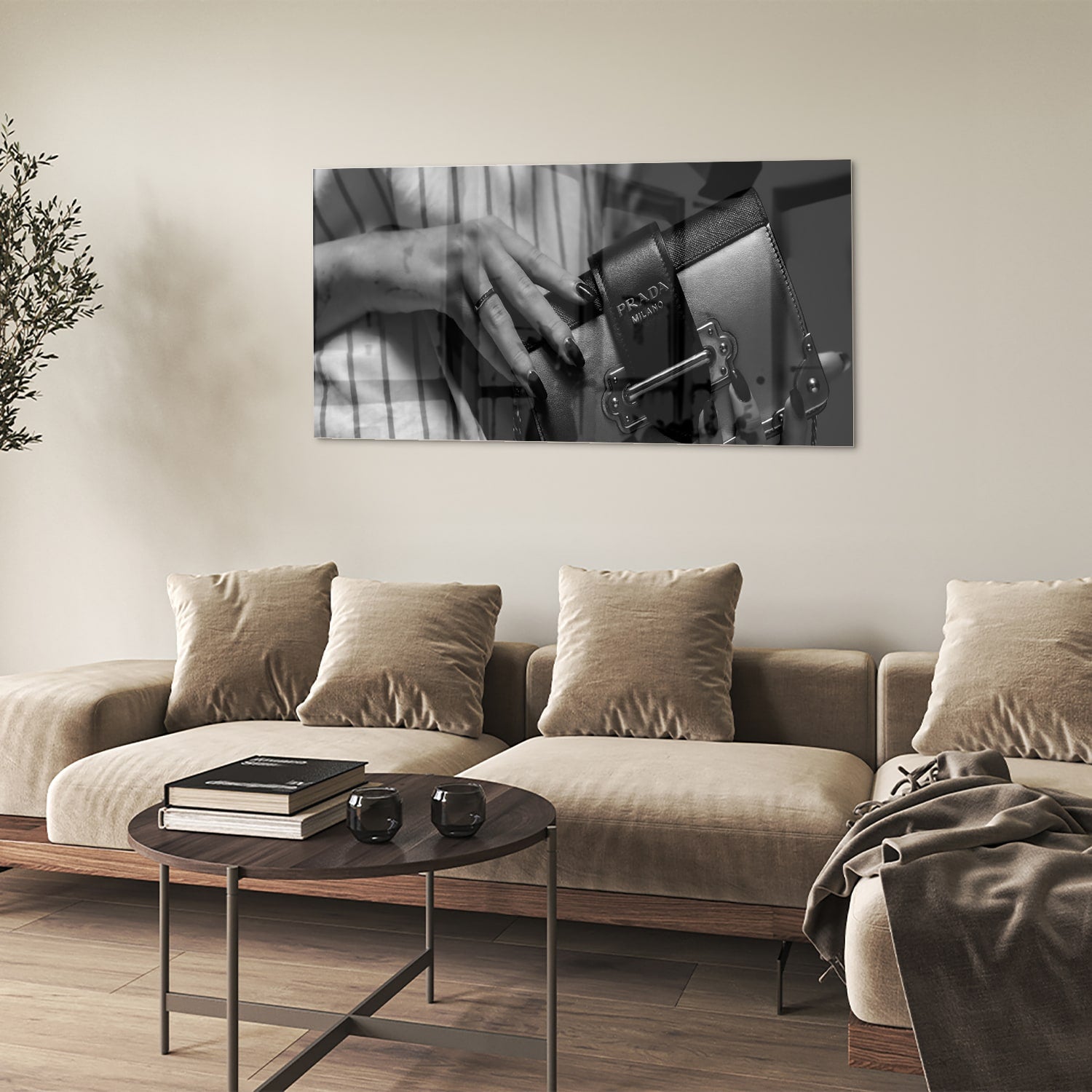 Glazen schilderij met close-up van luxe accessoires op een wand.