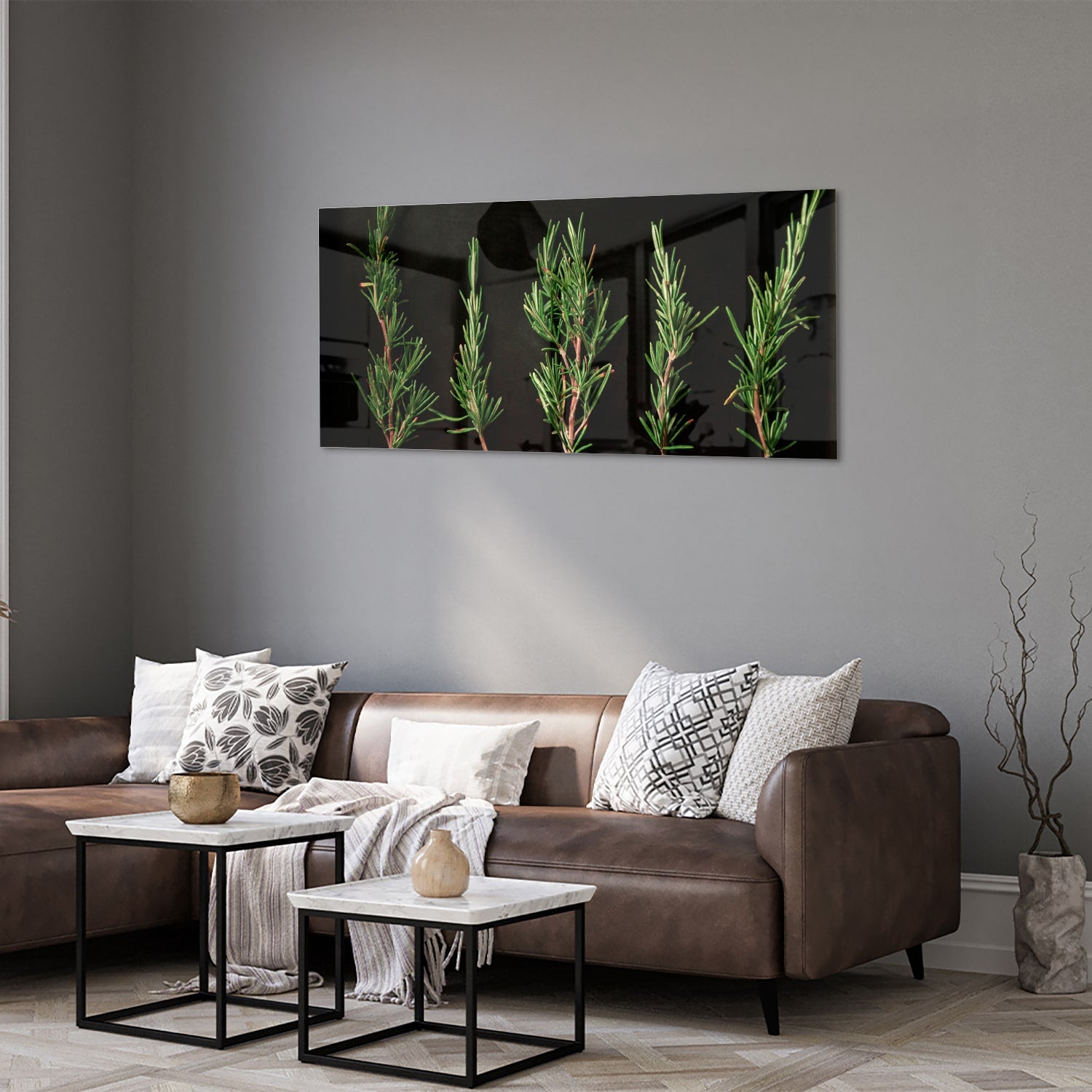Glazen schilderij met illustraties van groene takken aan een wand.