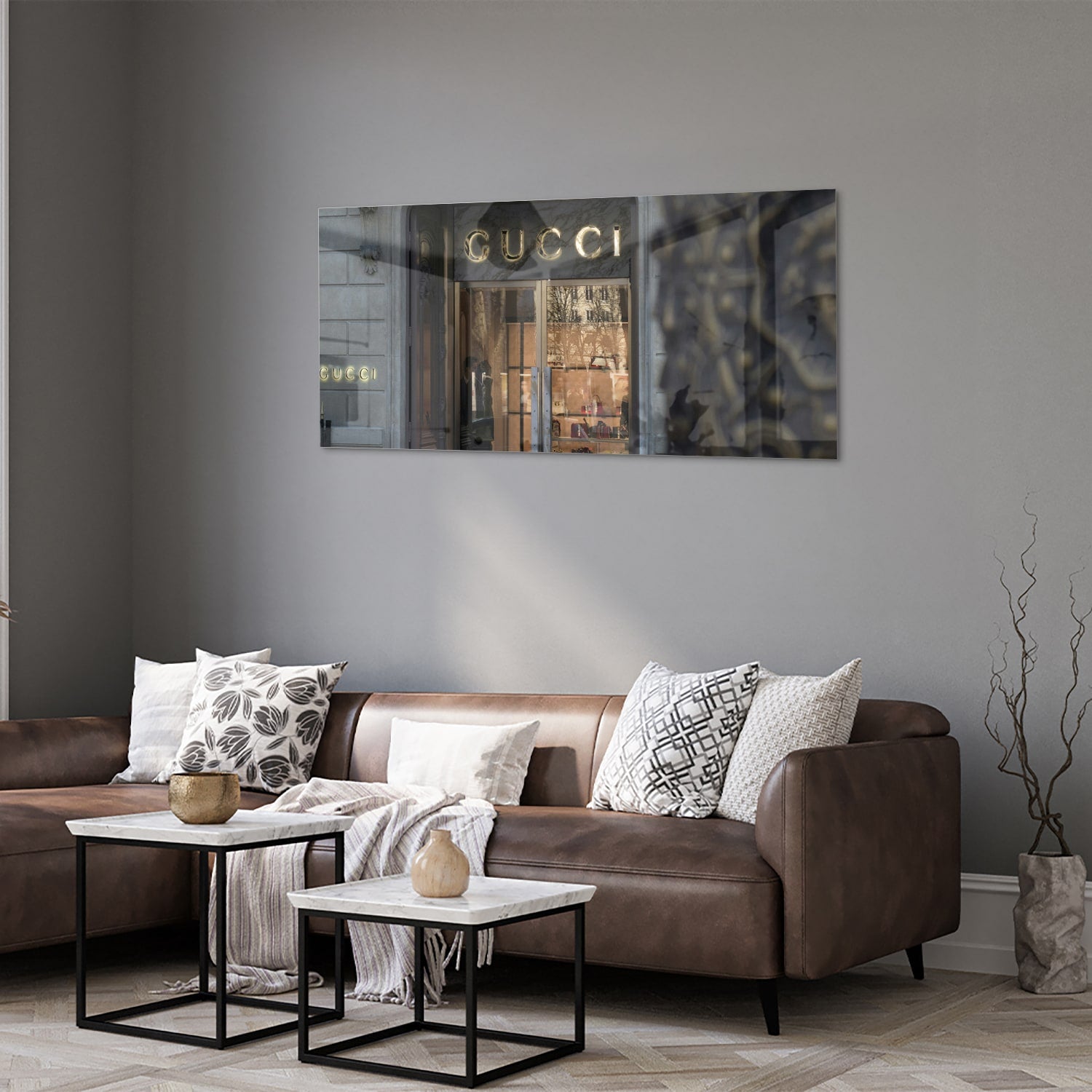 Elegant glazen schilderij van de Gucci etalage in een modern interieur.