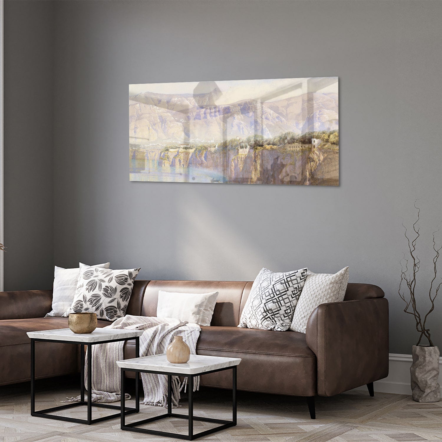Glazen schilderij van een berglandschap met een rivier, hangend aan de muur.
