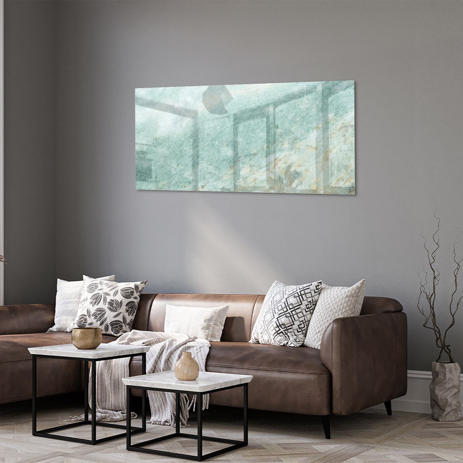 Abstract glazen schilderij in groentinten aan de muur in een moderne woonkamer.