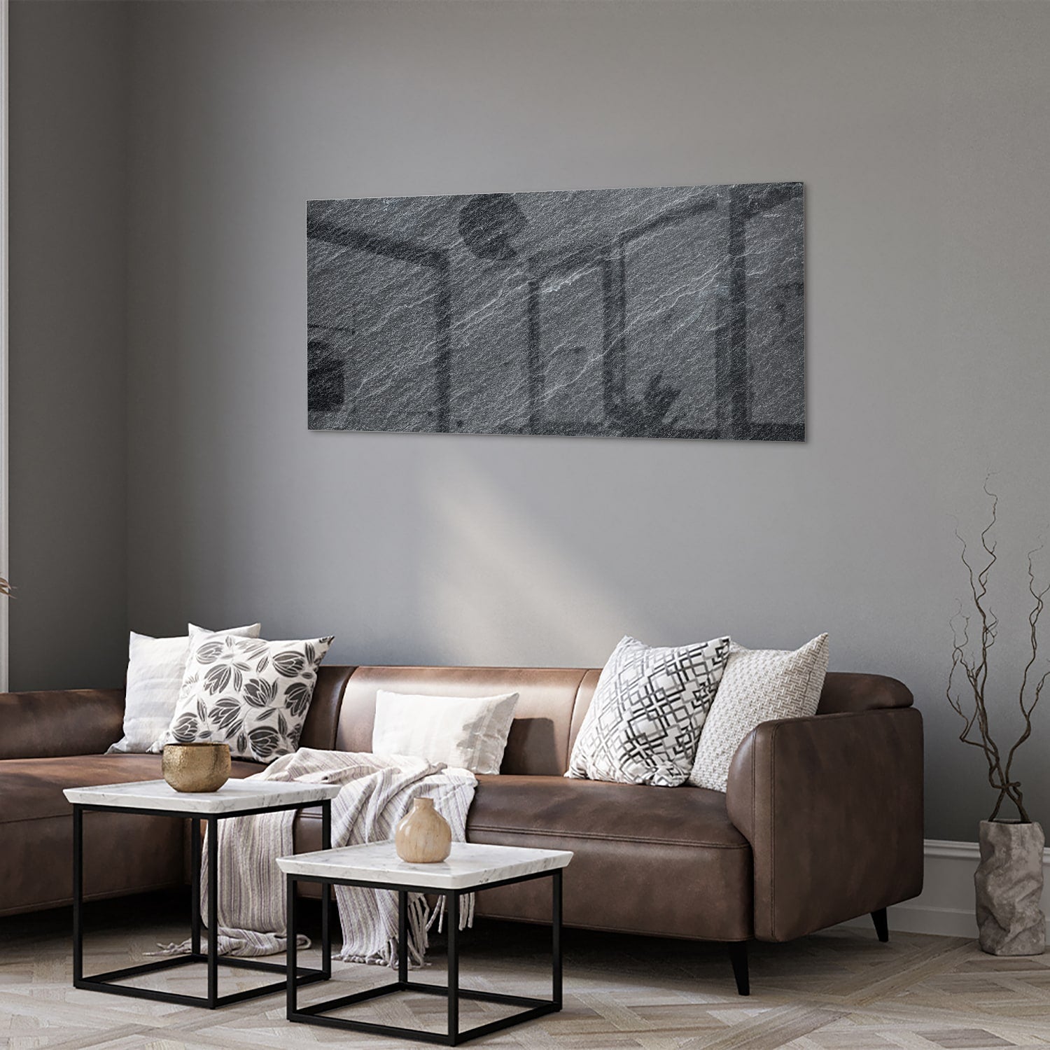 Abstract glazen schilderij in grijstinten aan de muur.