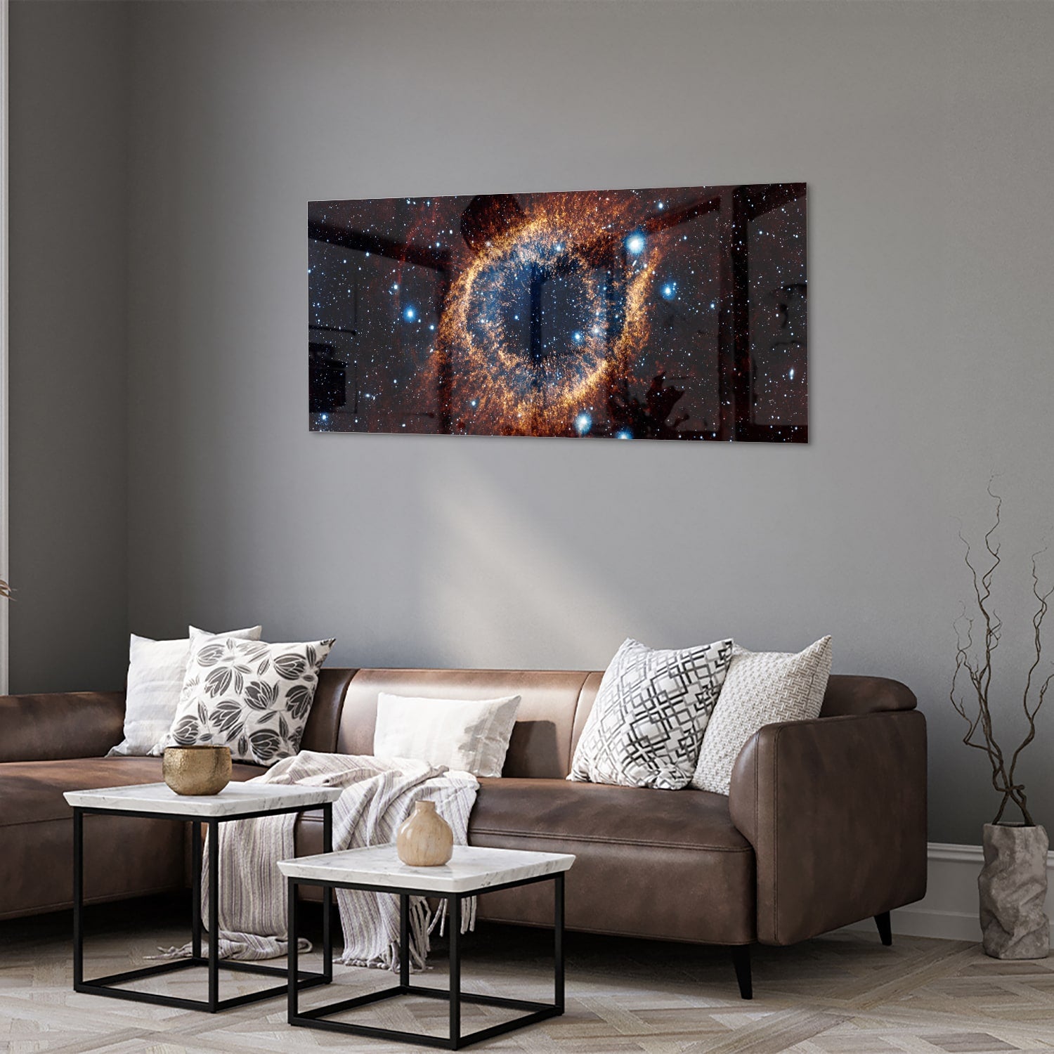 Glazen schilderij van een sterrenstelsel met heldere kleuren en diepe ruimte-effecten.