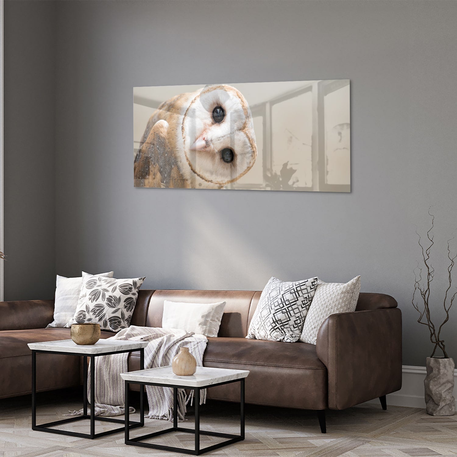 Glazen schilderij van een nieuwsgierige uil aan de muur in een moderne interieursetting.