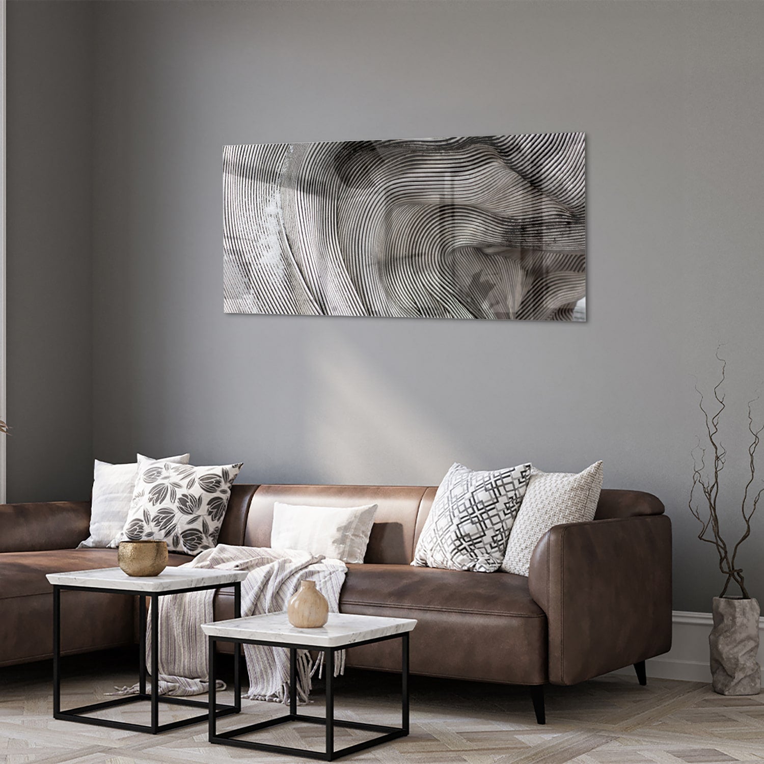 Abstract glazen schilderij met golvende lijnen in een lichte ruimte