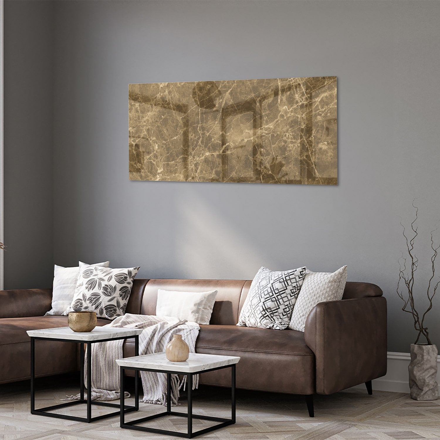 Goudkleurig glazen schilderij met marmer effect aan de muur