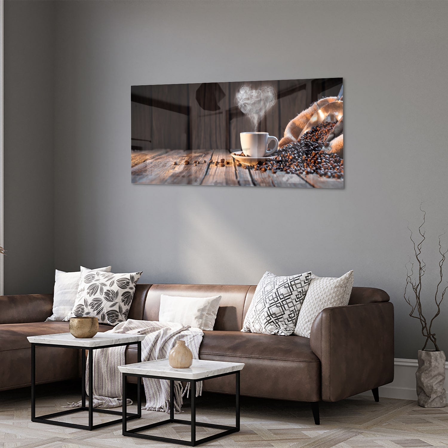 Glazen schilderij met een dampende kop koffie en koffiebonen op een houten tafel.