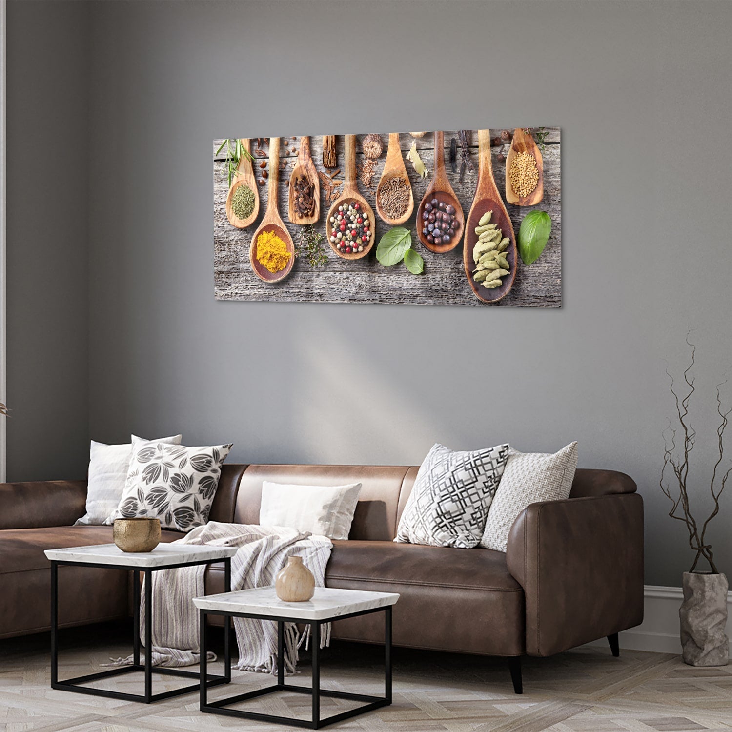 Glazen schilderij met verschillende kruiden en specerijen in houten lepels