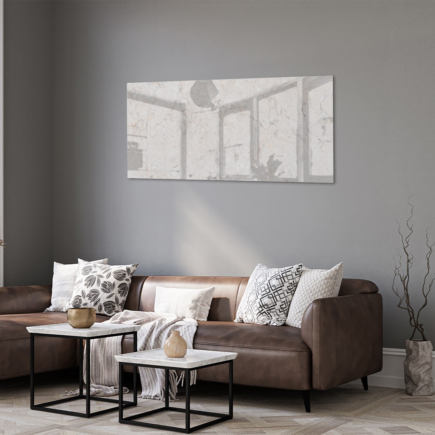 Abstract glazen schilderij met lichte marmerlook aan de muur in een modern interieur
