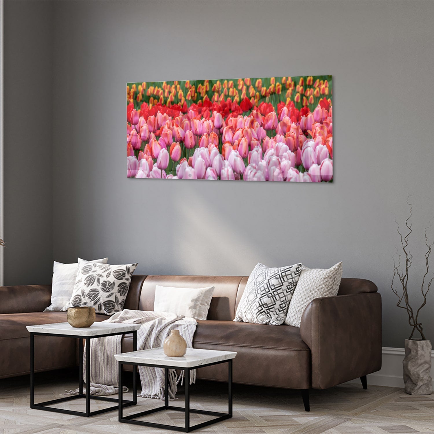 Glazen schilderij van kleurrijke tulpen in een tuin setting.