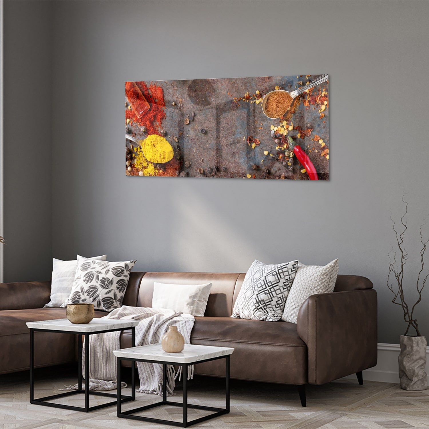 Een kleurrijk glazen schilderij met specerijen en kruiden, perfect voor keukeninrichting.