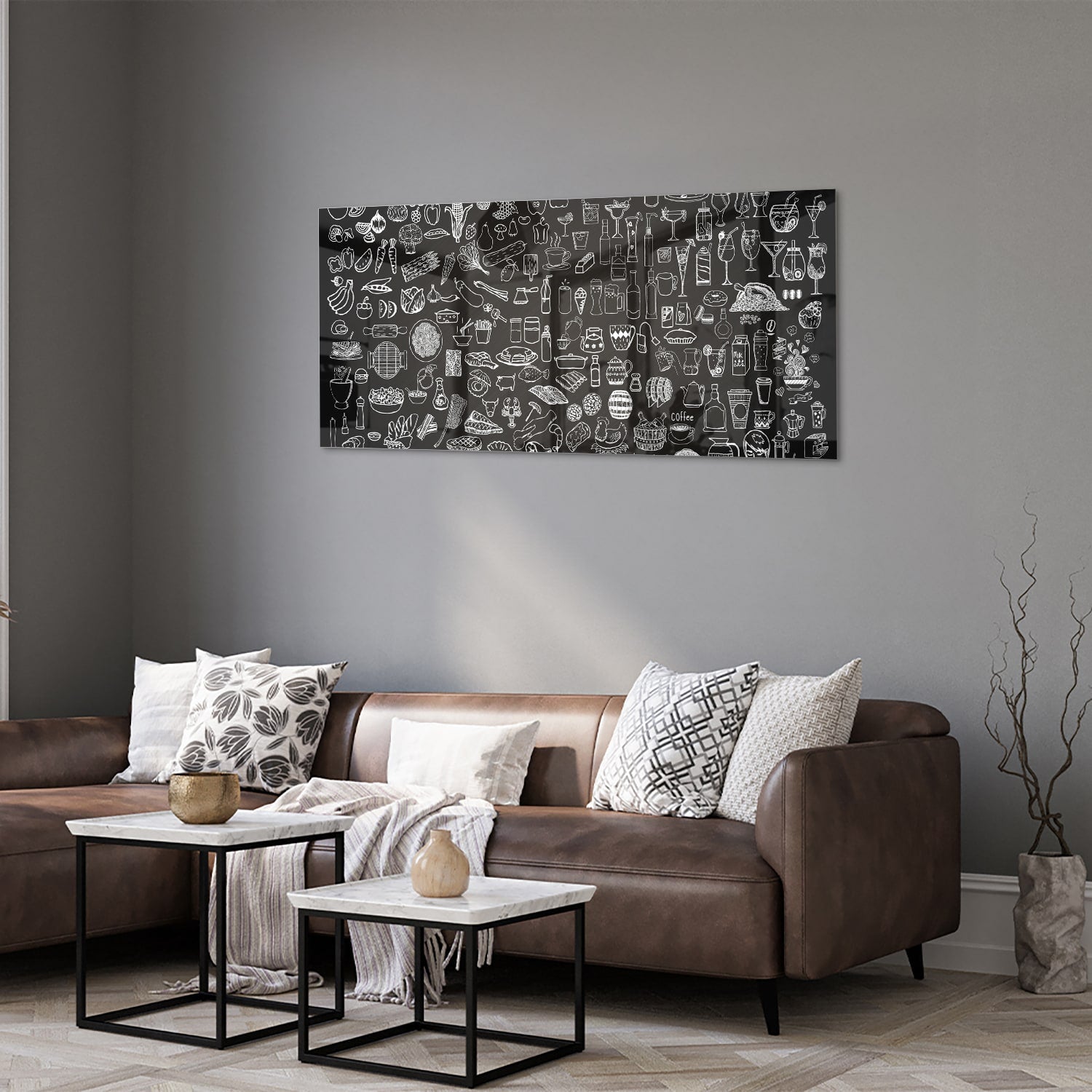 Glazen schilderij met zwart-witte illustraties aan een muur