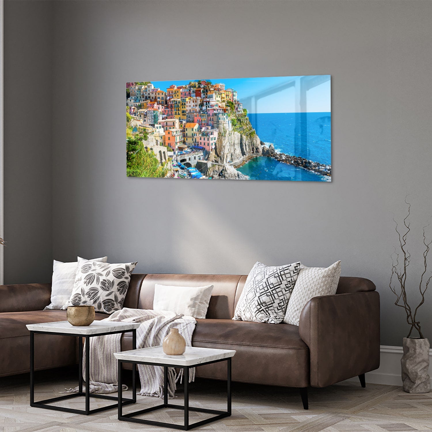 Glazen schilderij van een kleurrijke kustlijn met huizen aan de zee