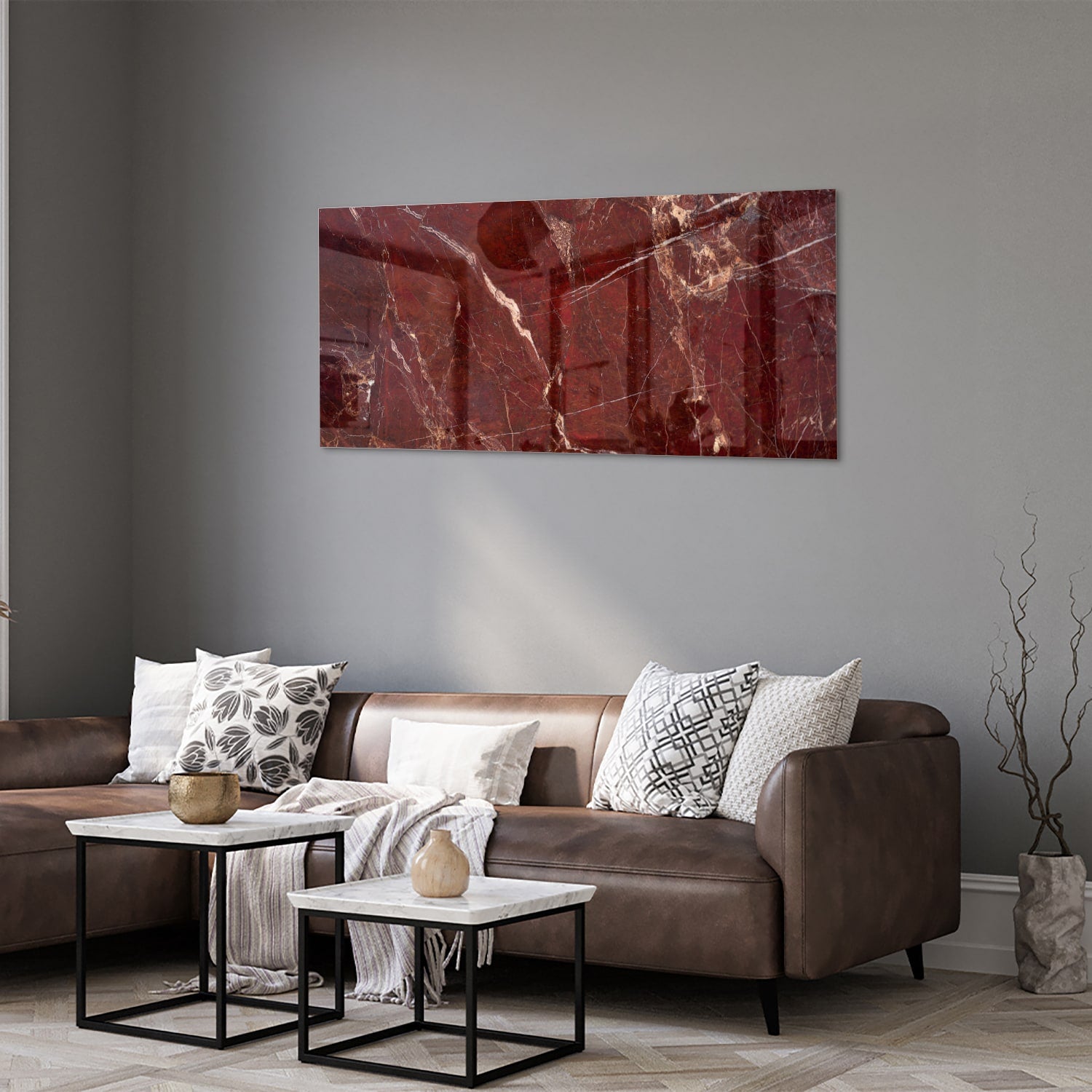 Rood glazen schilderij met marmerlook aan de muur boven een houten kast