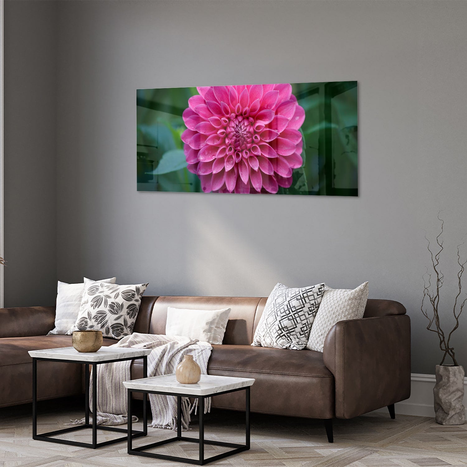 Glazen schilderij met een grote roze bloem, perfect voor wanddecoratie.