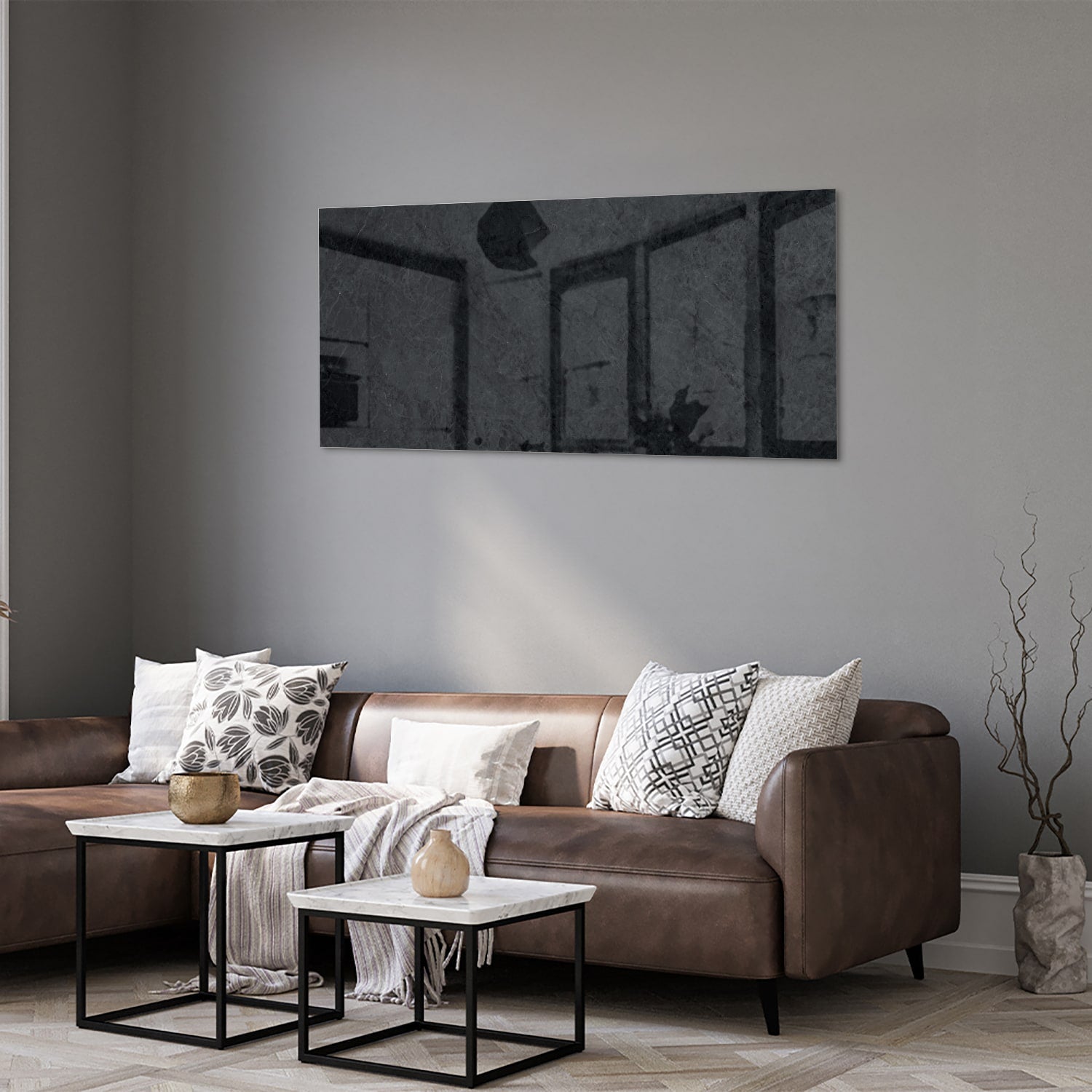 Minimalistisch glazen schilderij aan de muur in een moderne woonkamer.