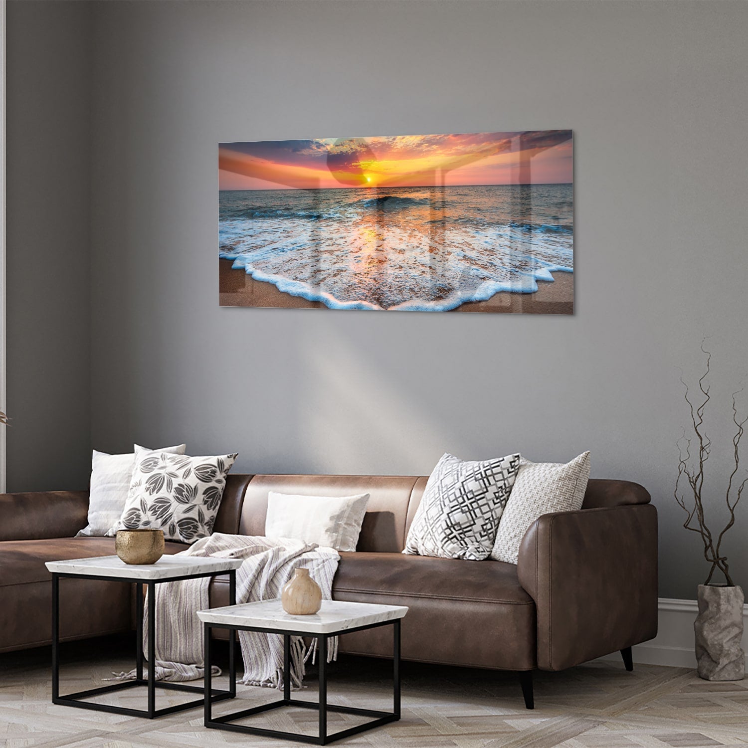 Glazen schilderij van een zonsondergang boven de zee met een warme kleurenpalet.