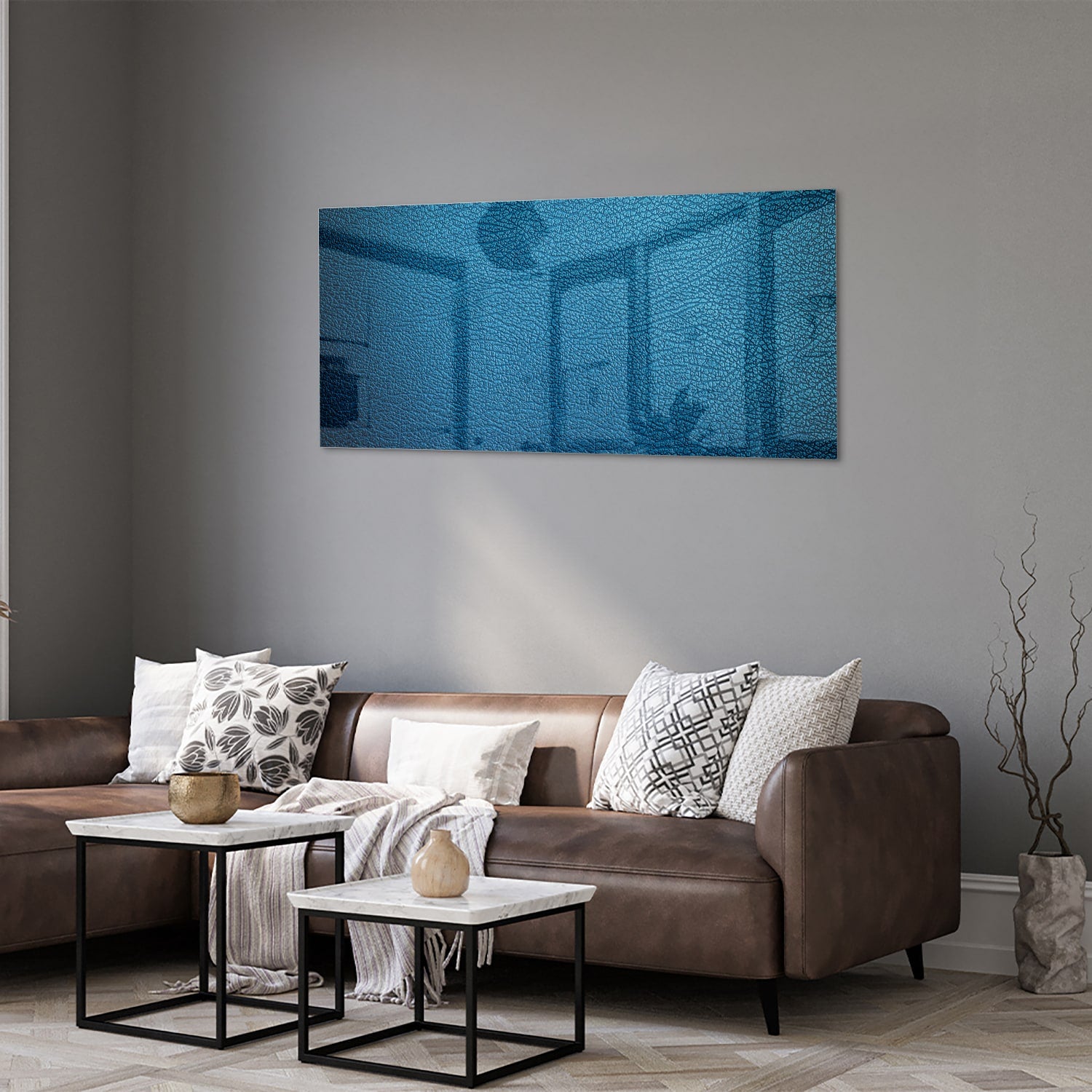 Blauw glazen schilderij met reflecties aan de muur in een moderne woonkamer.