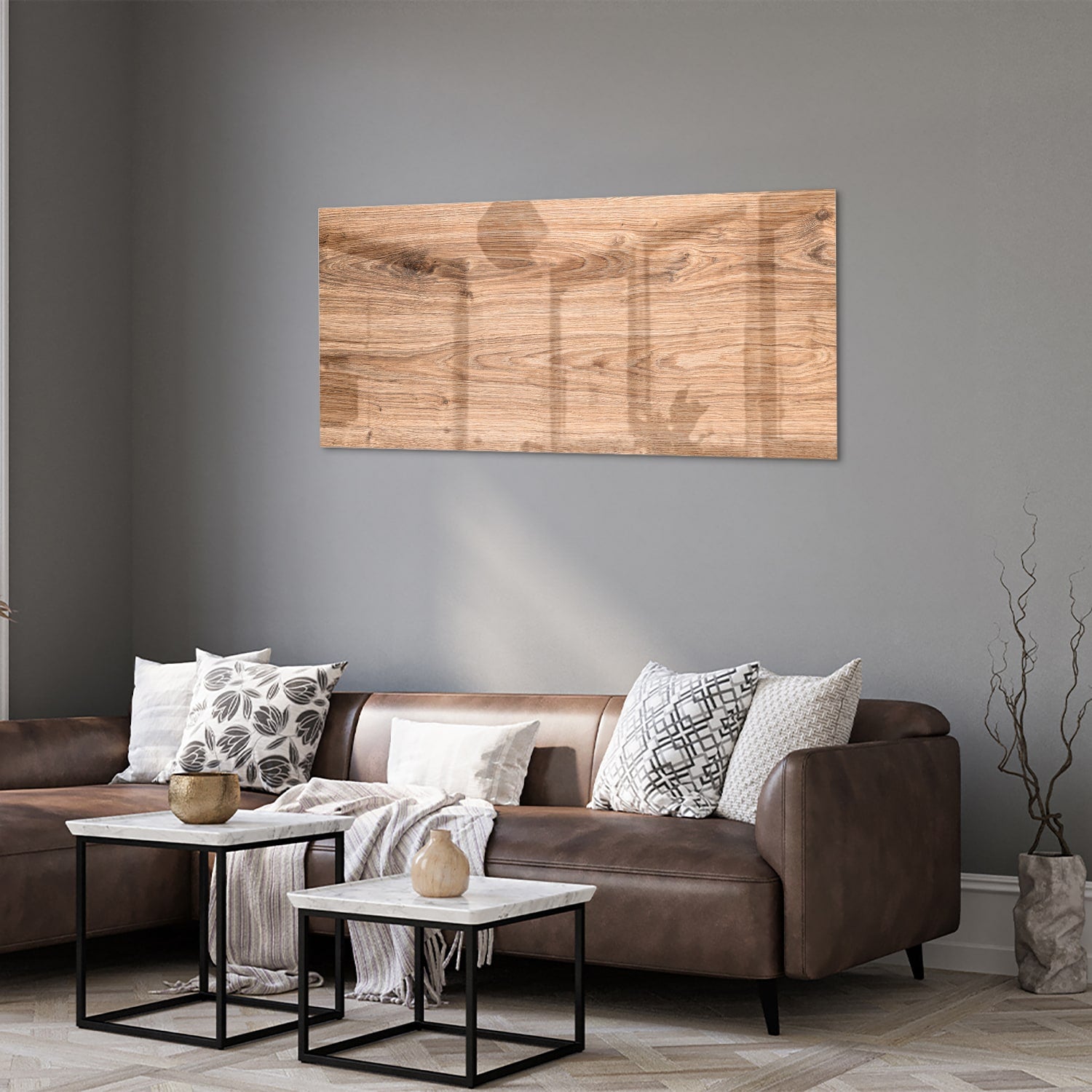 Glazen schilderij met een natuurlijke houtlook boven een moderne kast