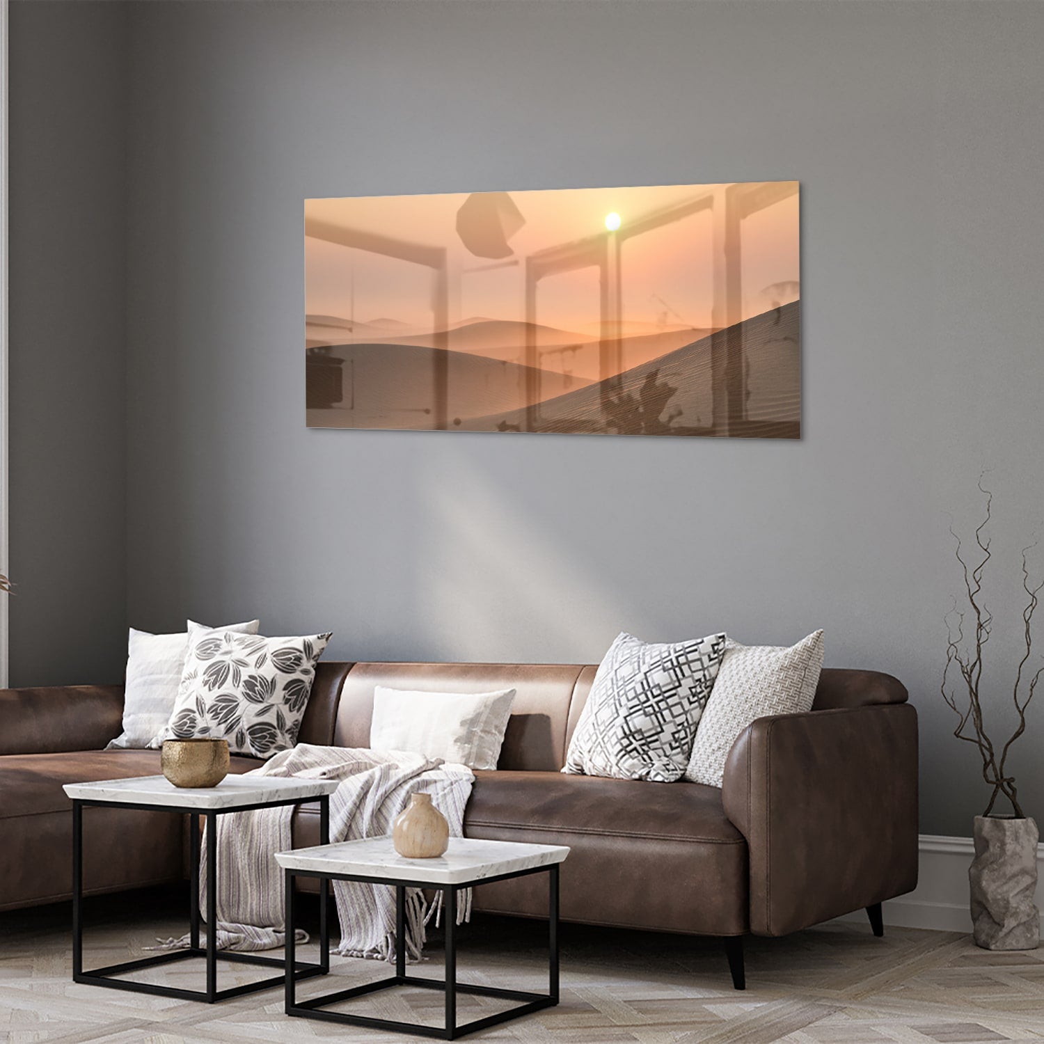 Glazen schilderij van een zonsondergang met warme kleuren in een modern interieur.