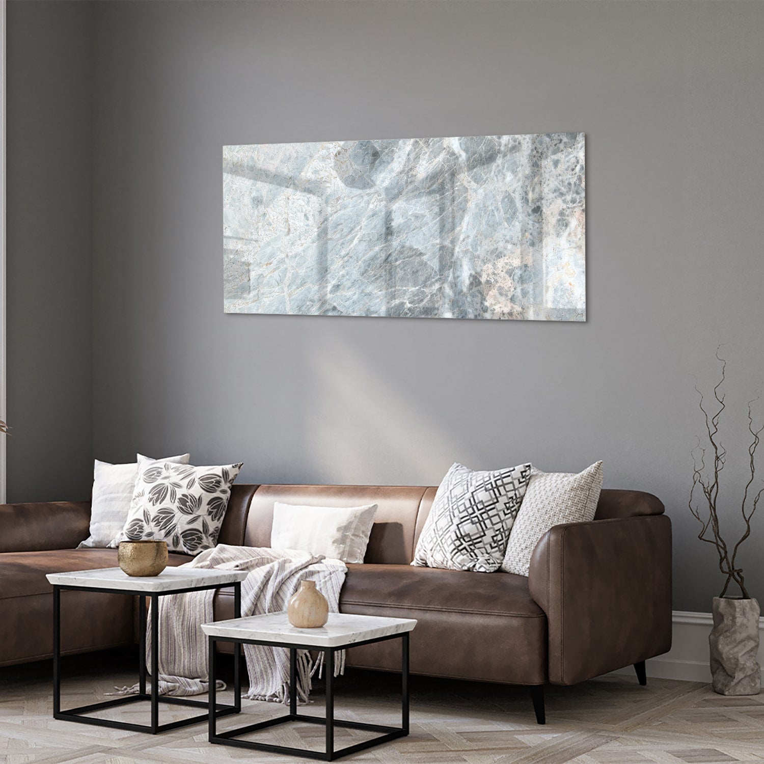 Uniek glazen schilderij met marmerlook in blauwtinten aan de muur