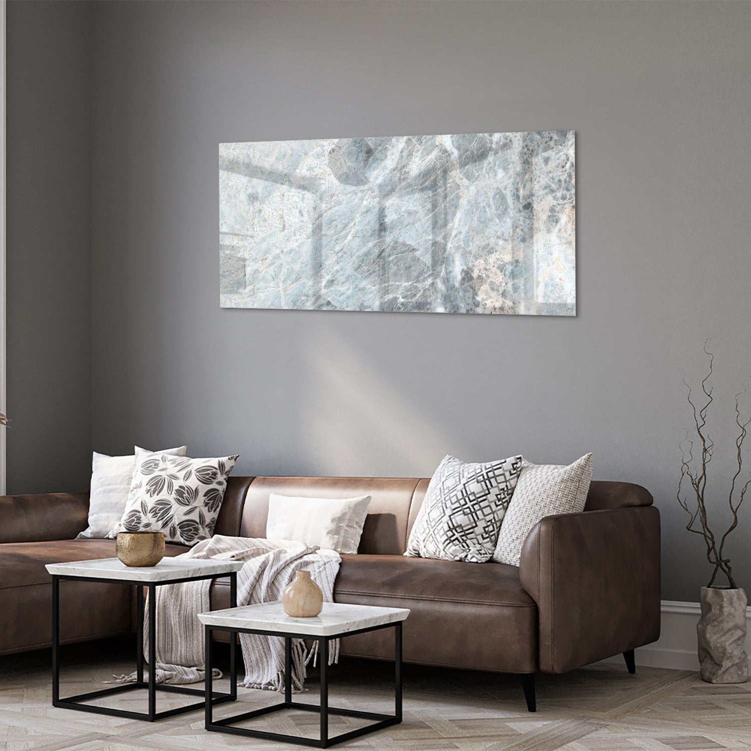 Uniek glazen schilderij met marmerlook in blauwtinten aan de muur