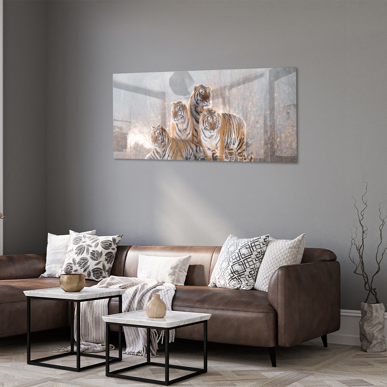Glazen schilderij met drie tijgers in een moderne woonkamer.