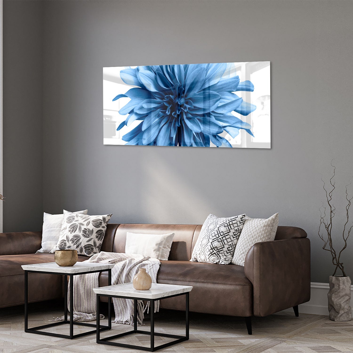 Glazen schilderij van een blauwe bloem in een moderne woonkamer