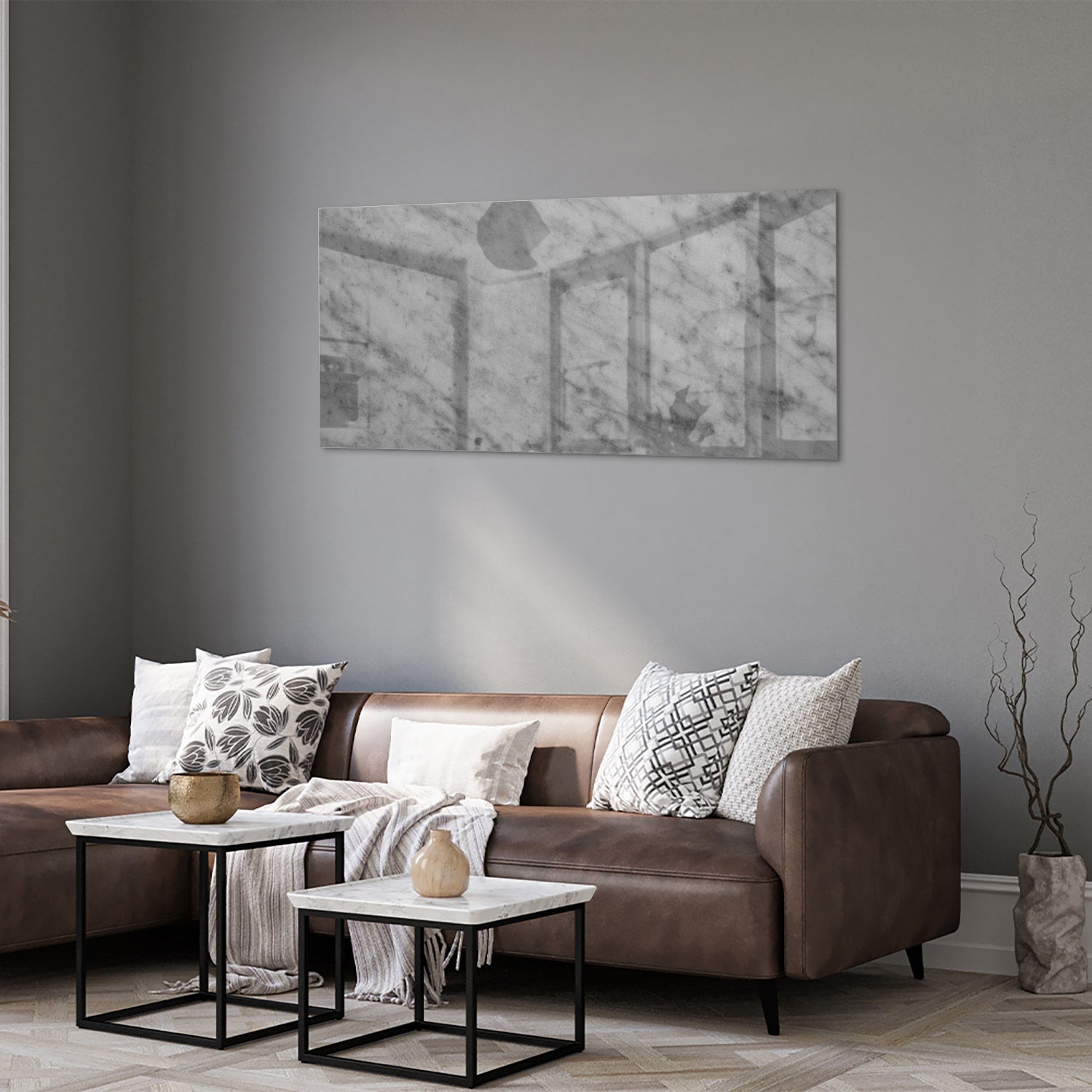Glazen schilderij met marmerlook in een stijlvolle woonkamer met een houten meubel.
