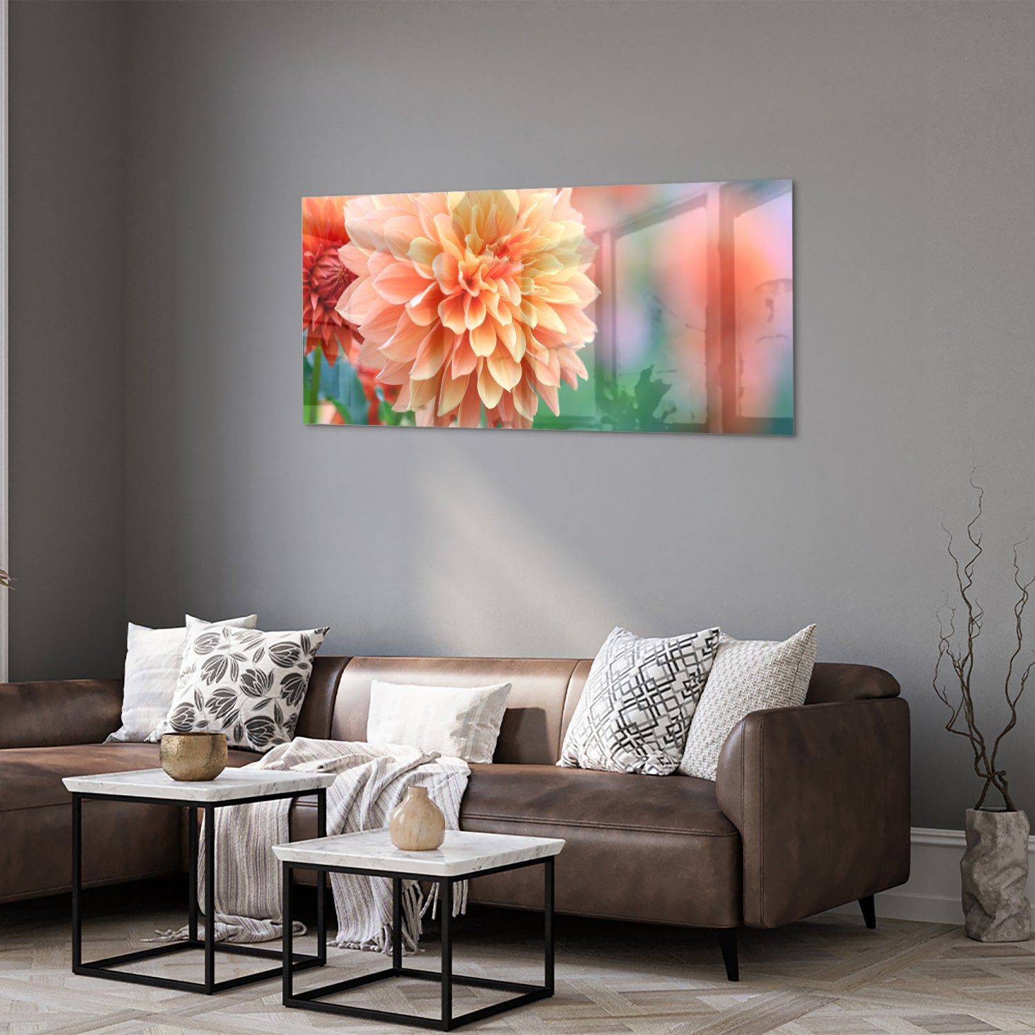 Glazen schilderij met een pastelroze dahlia in een modern interieur
