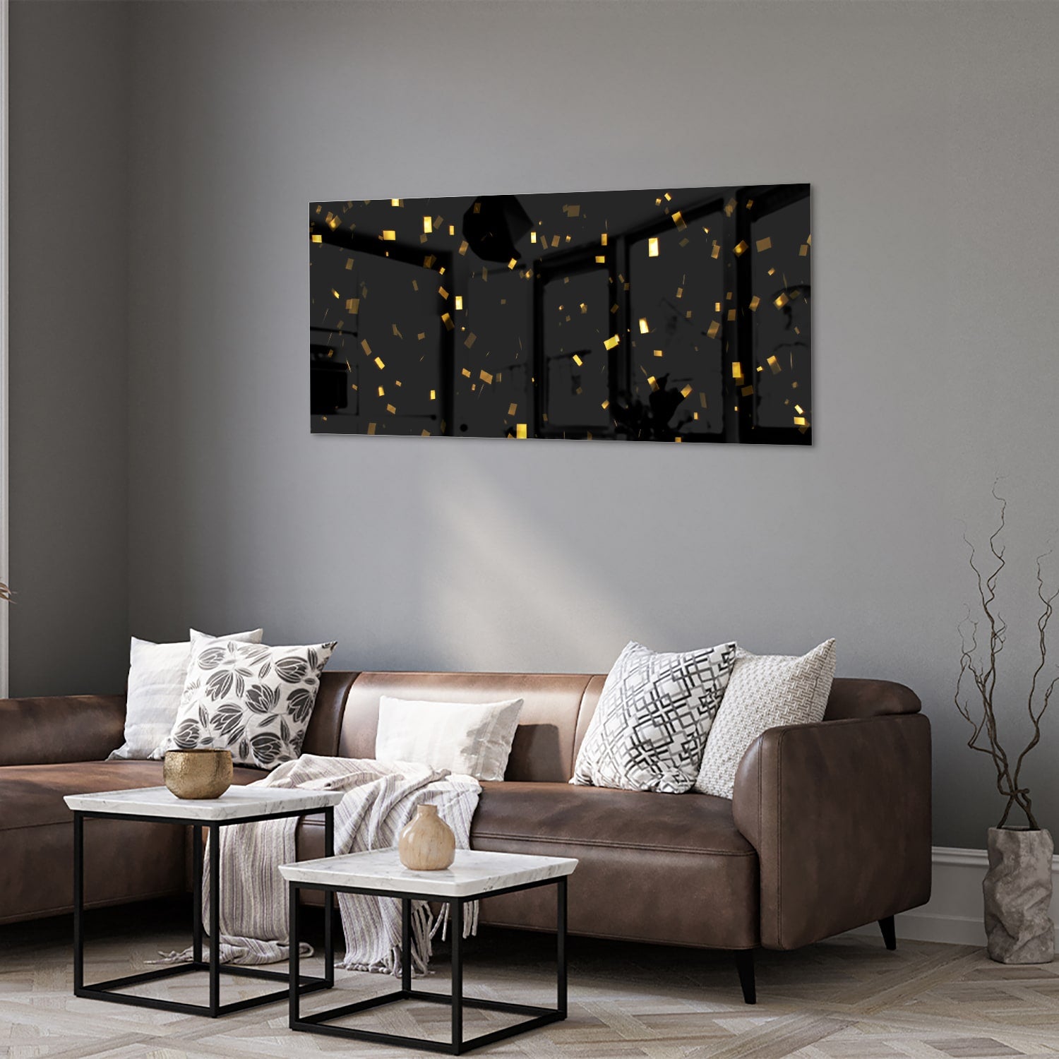 Zwart glazen schilderij met gouden confetti aan de muur in een stijlvolle woonkamer