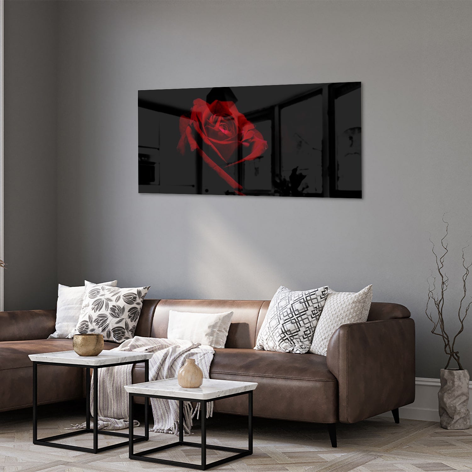 Glazen schilderij met rode roos op een zwarte achtergrond, elegant en modern.
