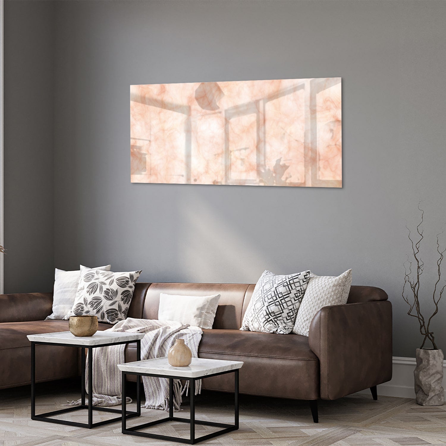 Lichtroze abstract glazen schilderij aan de muur boven een houten kast.