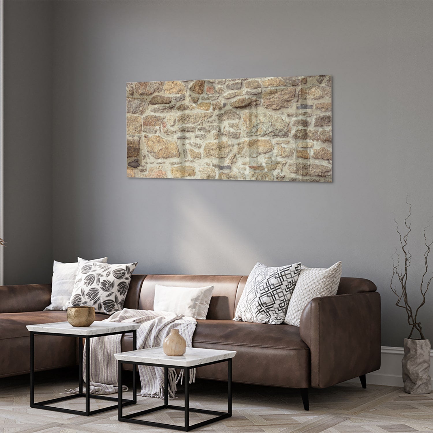 Glazen schilderij van een rustieke stenen muur in een lichte woonkamer.