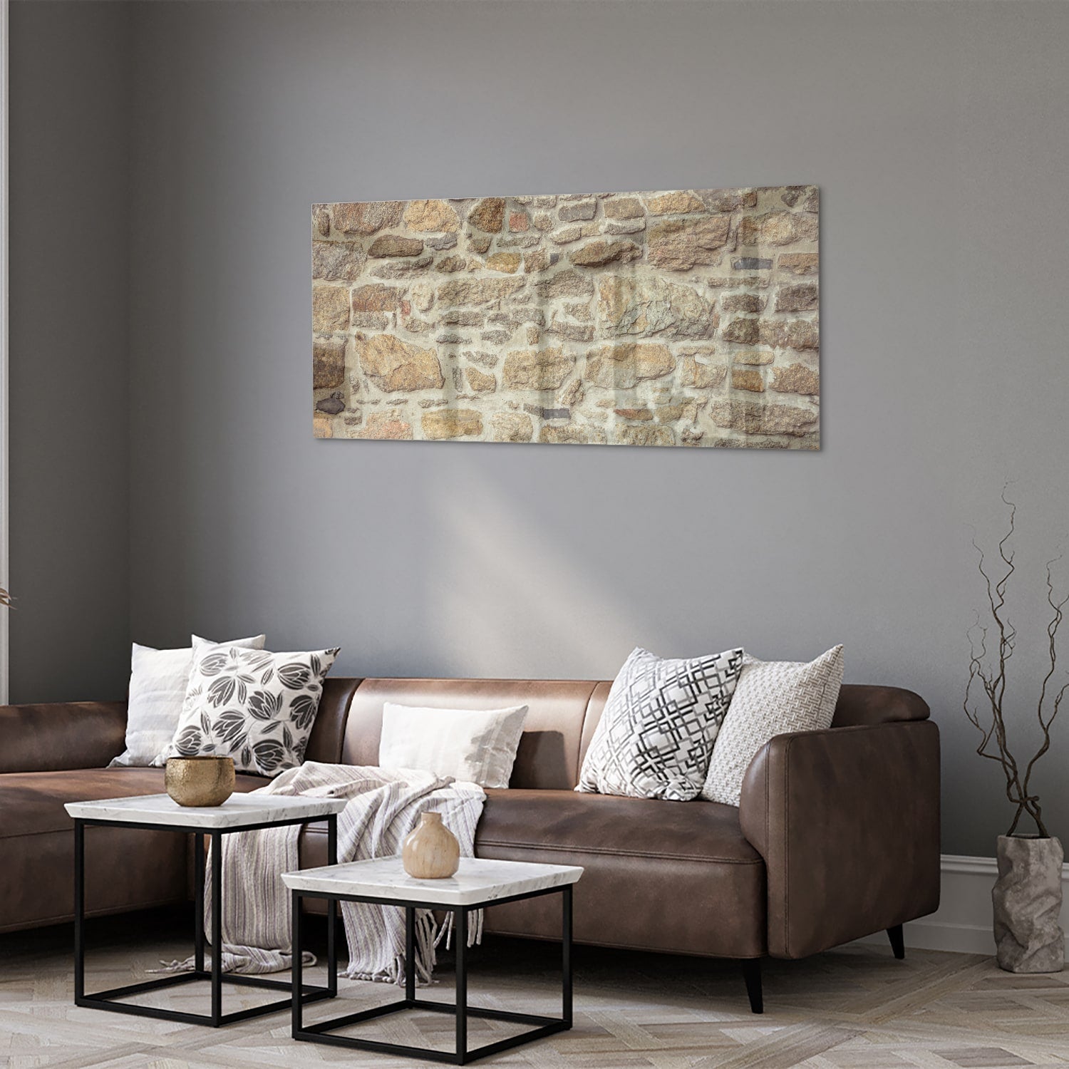 Glazen schilderij van een rustieke stenen muur in een lichte woonkamer.