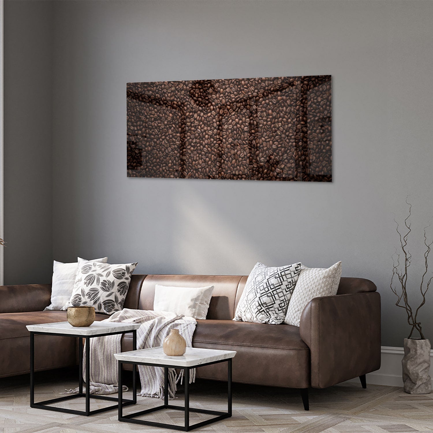 Glazen schilderij met abstracte patronen in warme kleuren aan de muur.