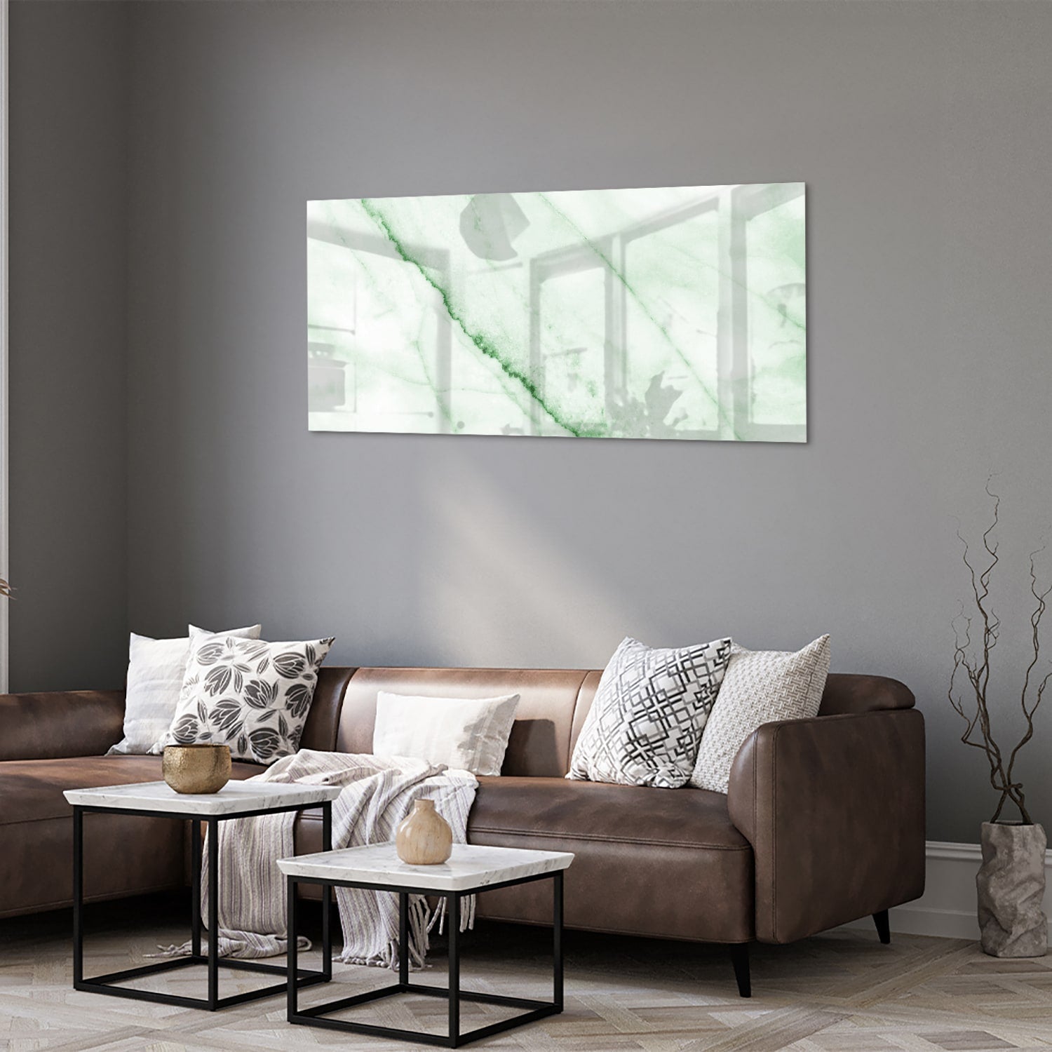 Glazen schilderij met een groene marmerlook aan de muur in een moderne woonkamer.