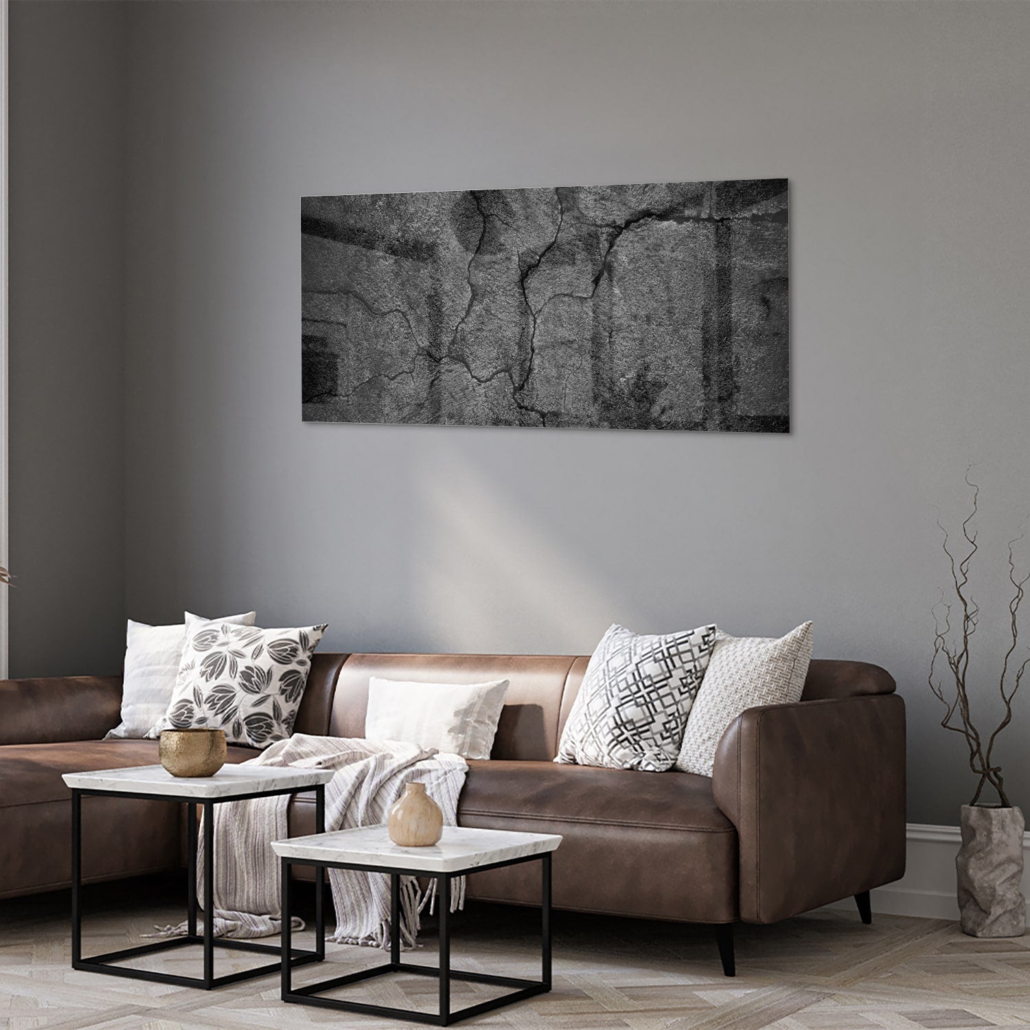 Abstract glas schilderij met een gebarsten textuur aan de muur in een moderne woonkamer.