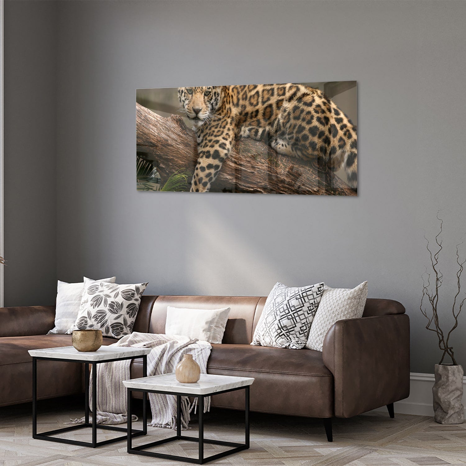 Glas schilderij van een jaguar die op een tak ligt, met een natuurlijke achtergrond.