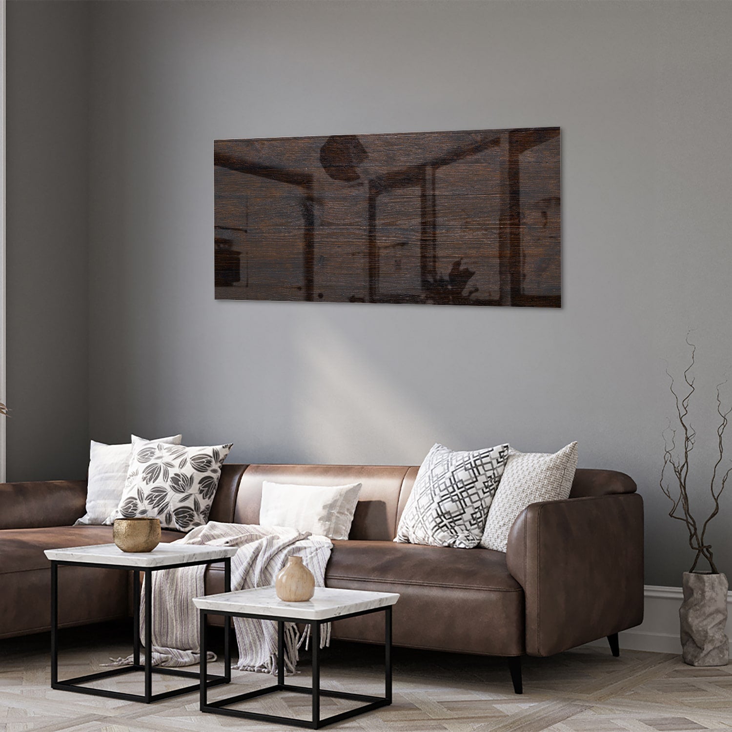 Stijlvol glazen schilderij in warme houttinten aan de muur