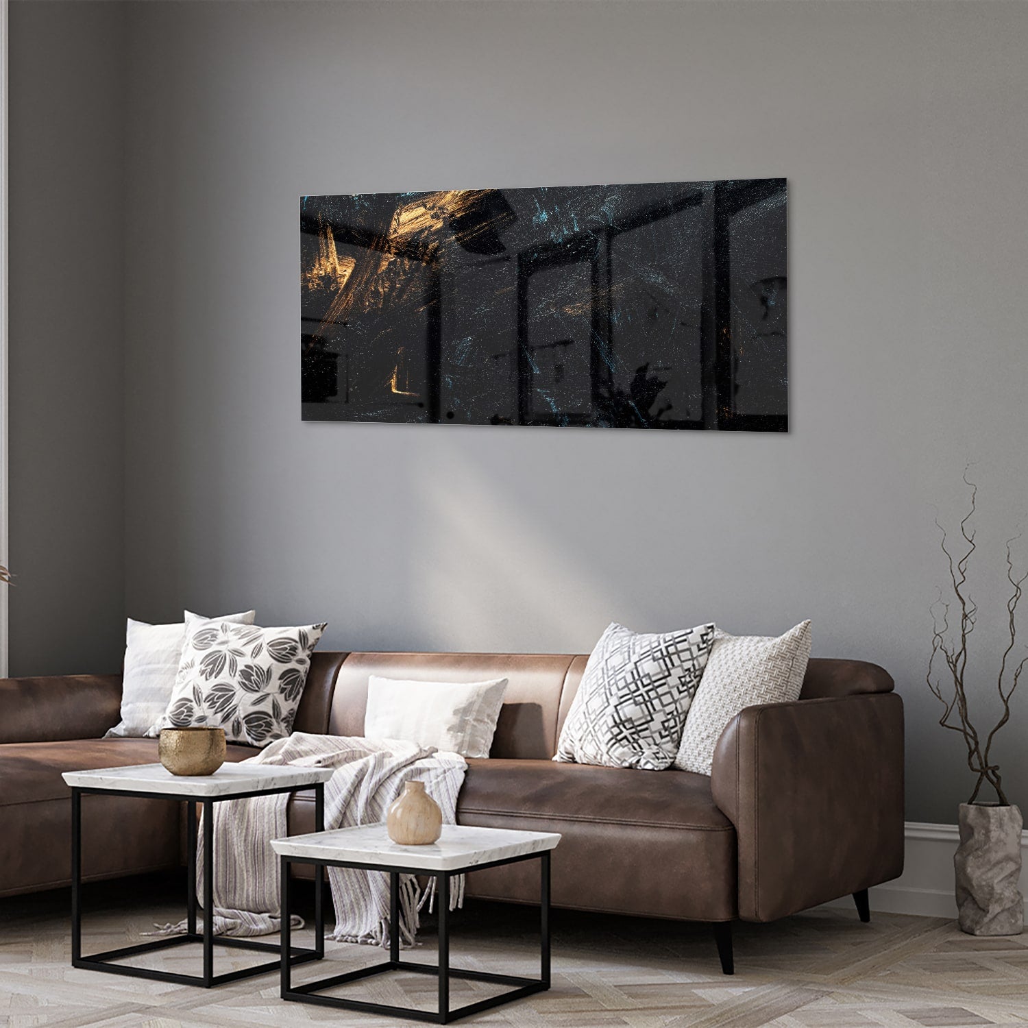 Abstract glazen schilderij met gouden en zwarte accenten aan de muur.