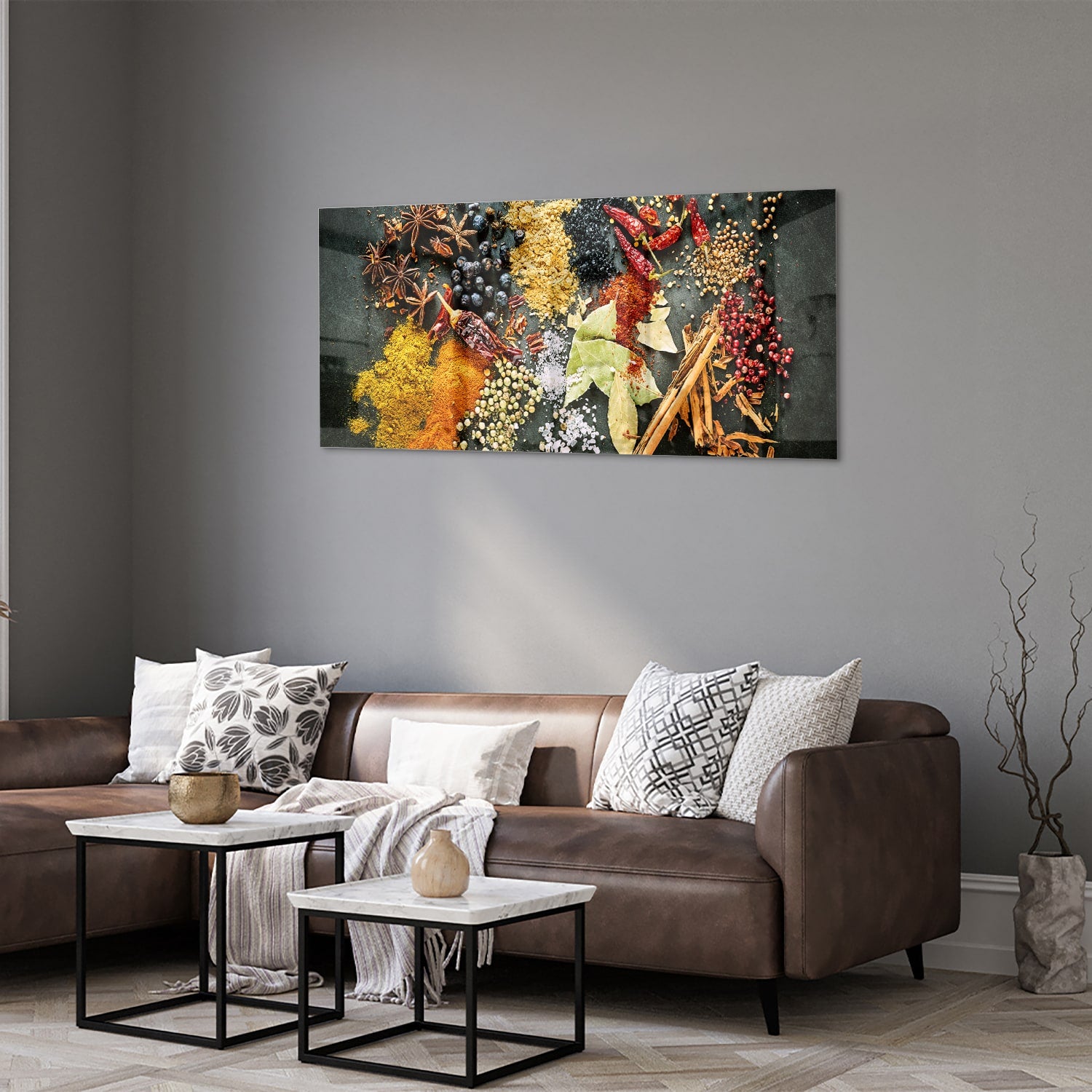 Glazen schilderij met een kleurrijke compositie van specerijen en bladeren in een moderne woonkamer.