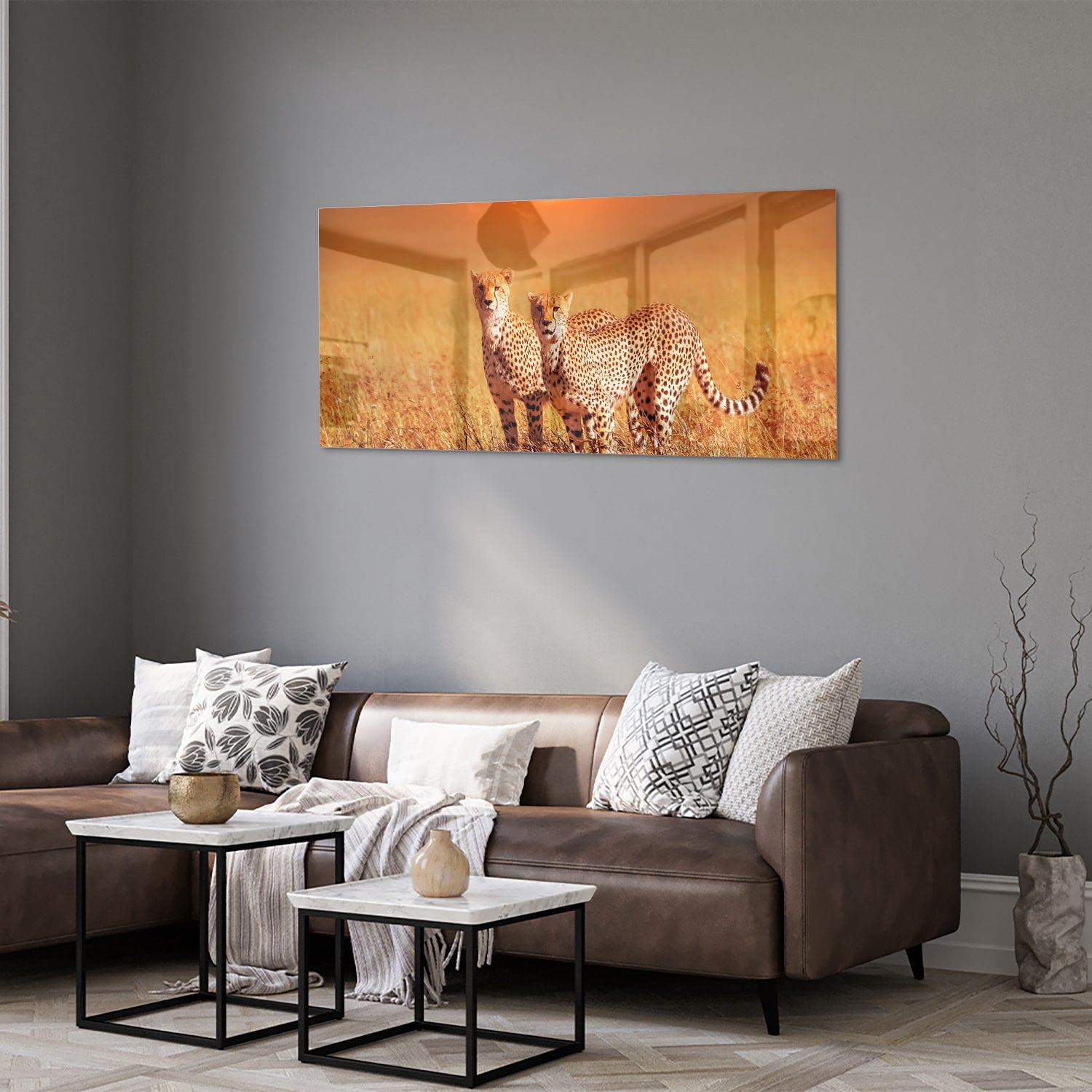 Glazen schilderij van twee cheeta's in een gouden savanne bij zonsondergang.