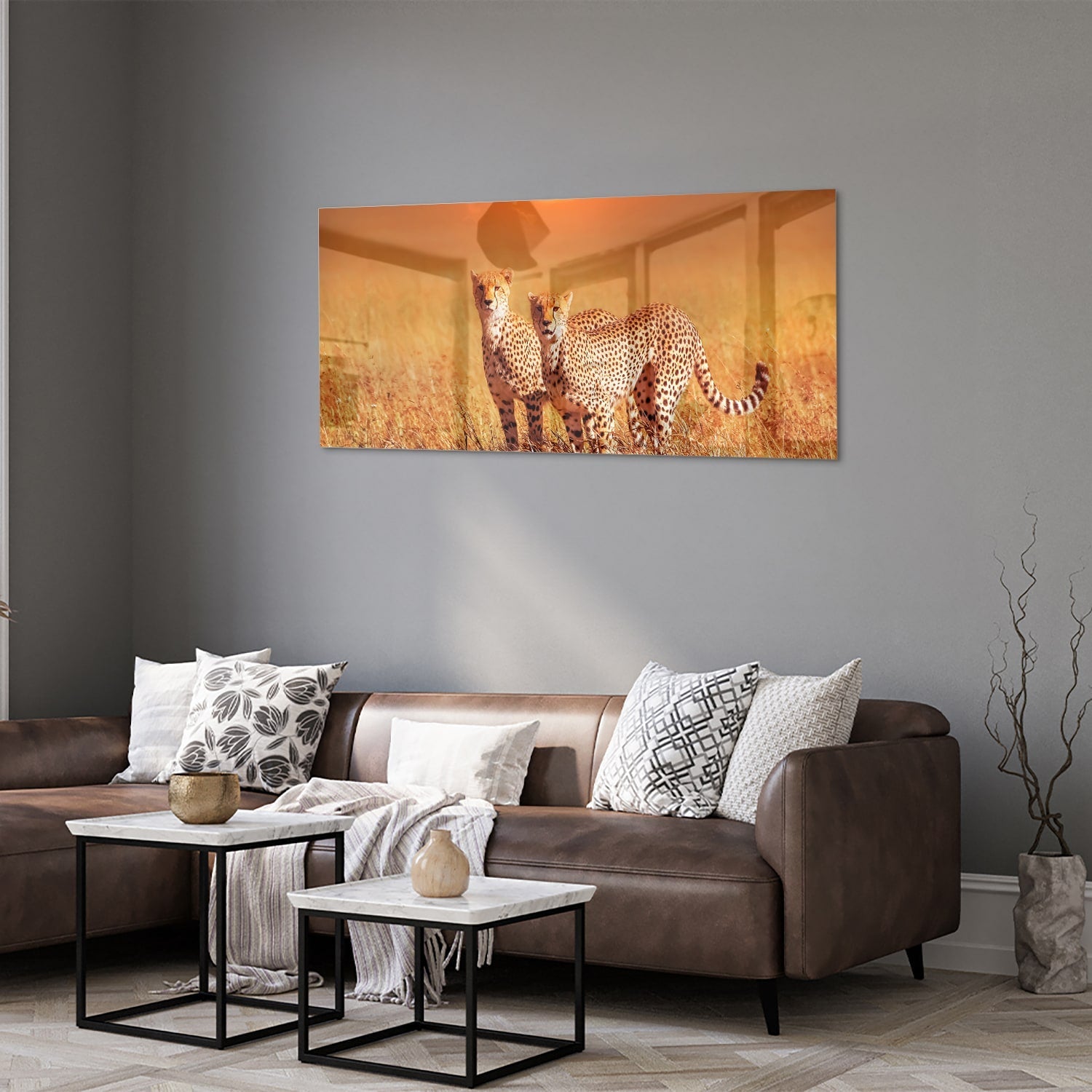 Glazen schilderij van twee cheeta's in een gouden savanne bij zonsondergang.