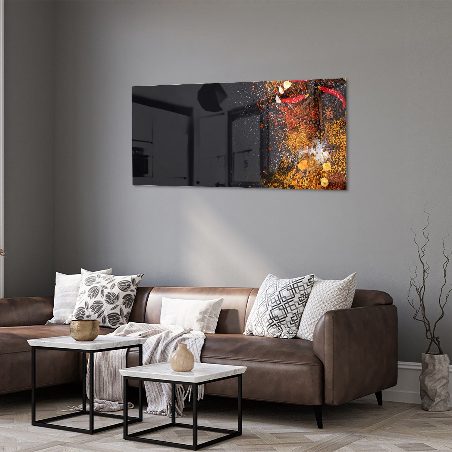 Abstract glazen schilderij met warme kleuren hangt aan de muur