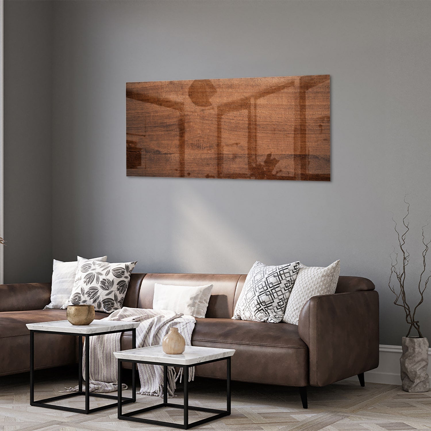 Glazen schilderij in warme houttint hangt boven een moderne kast in een woonkamer.