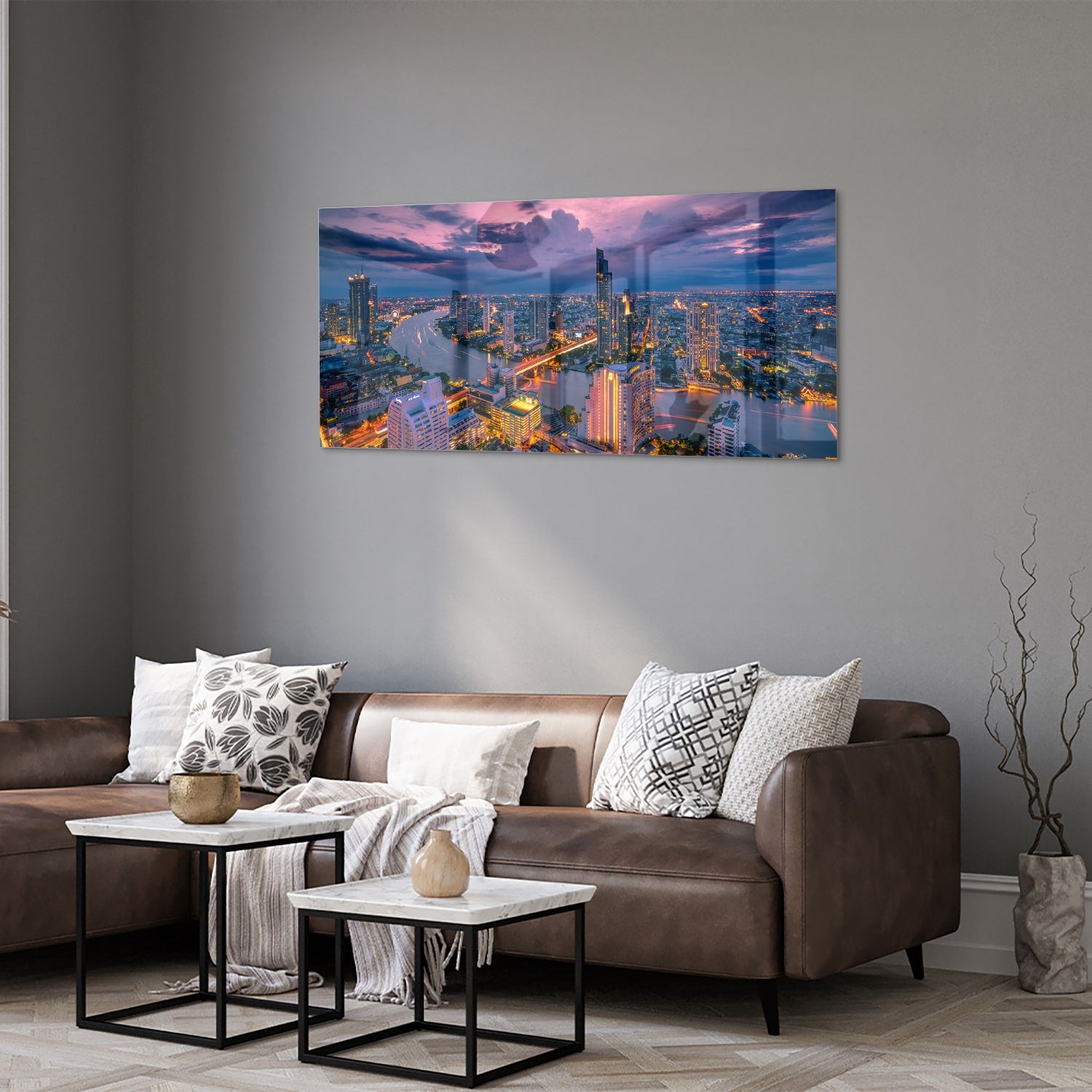 Glazen schilderij van een stad met avondlicht, perfect voor in huis.