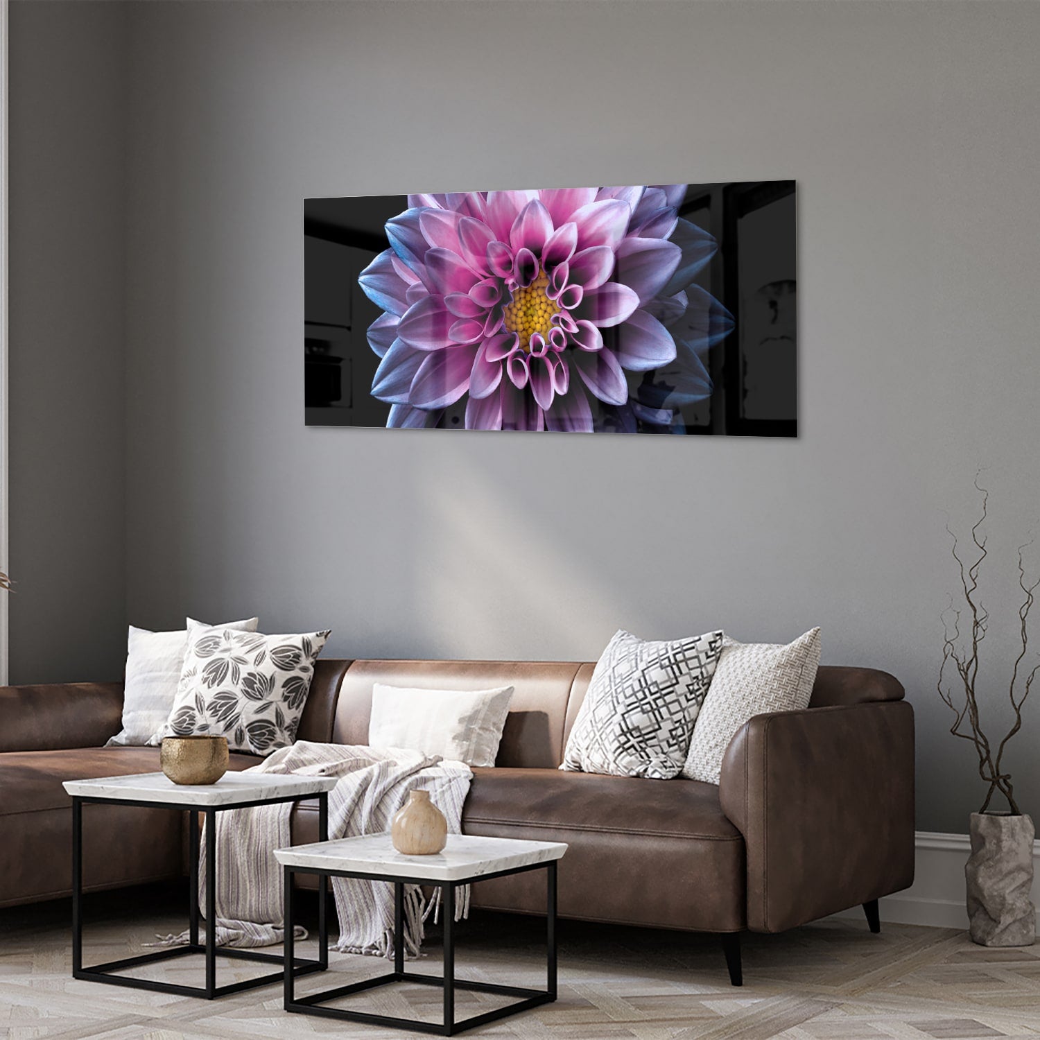 Glazen schilderij van een roze bloem aan de muur in een stijlvolle woonkamer.